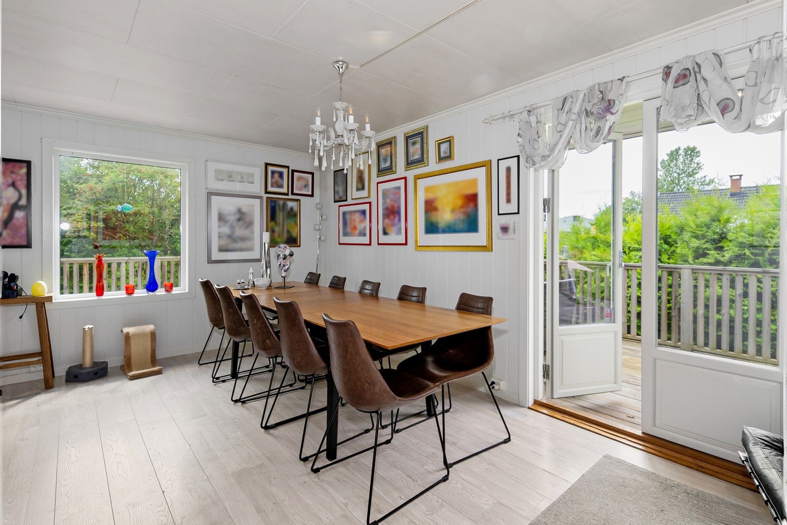 Spisestue med utgang til terrasse via dobbel verandadør. Galleribilde