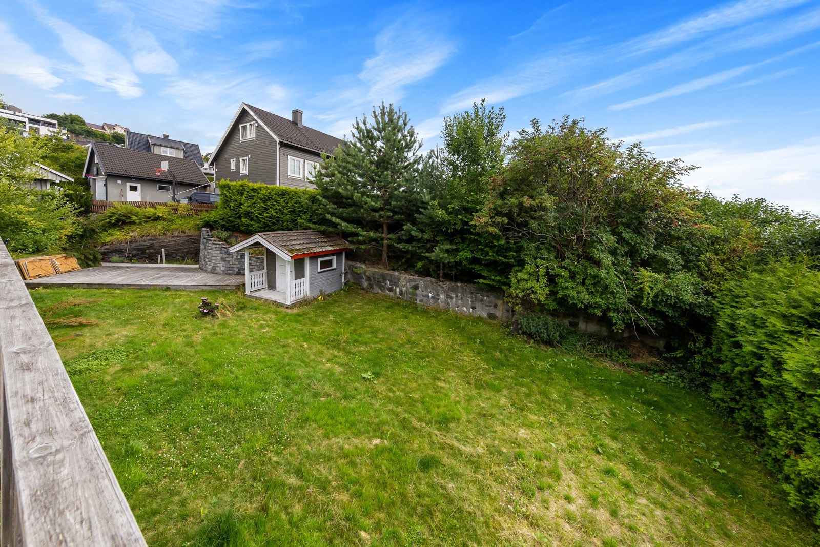 Stor og lettstelt hage med lekestue og platting til utemøbler eller en liten paviljon - eller trampoline / basseng. Galleribilde