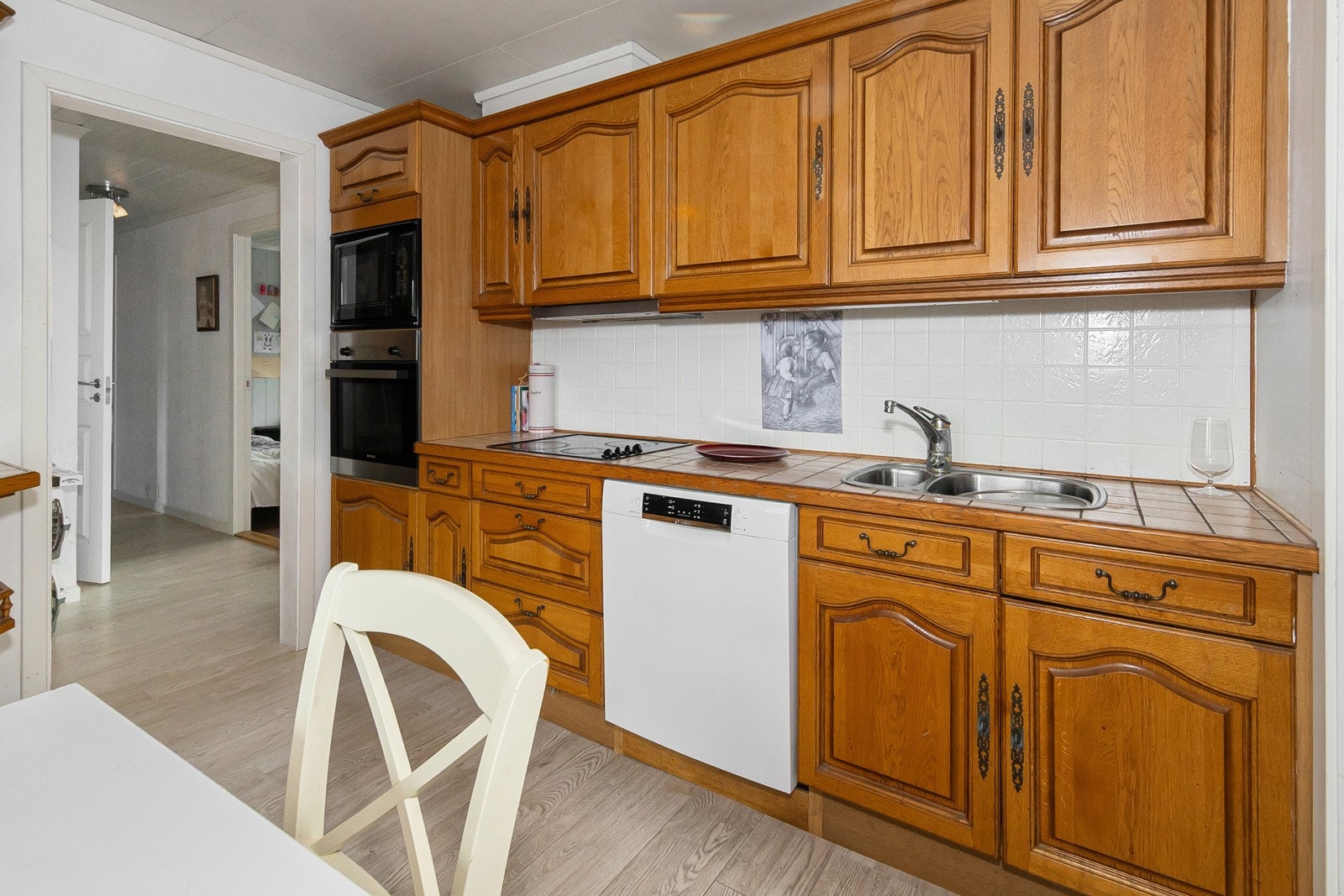 Det er ingtergrerte hvitevarer som følger med i salget; stekeovn keramisk steketopp, avtrekksvifte - samt oppvaskmaskin Galleribilde