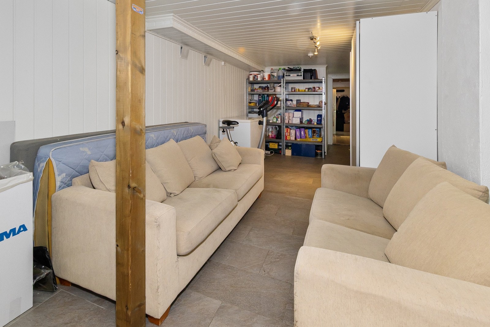 Gangen inn fra kjellerstuen og videre innover i underetasjen. Galleribilde