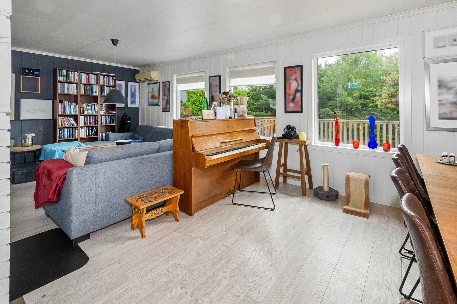 Lys, åpen og trivelig stue. Galleribilde