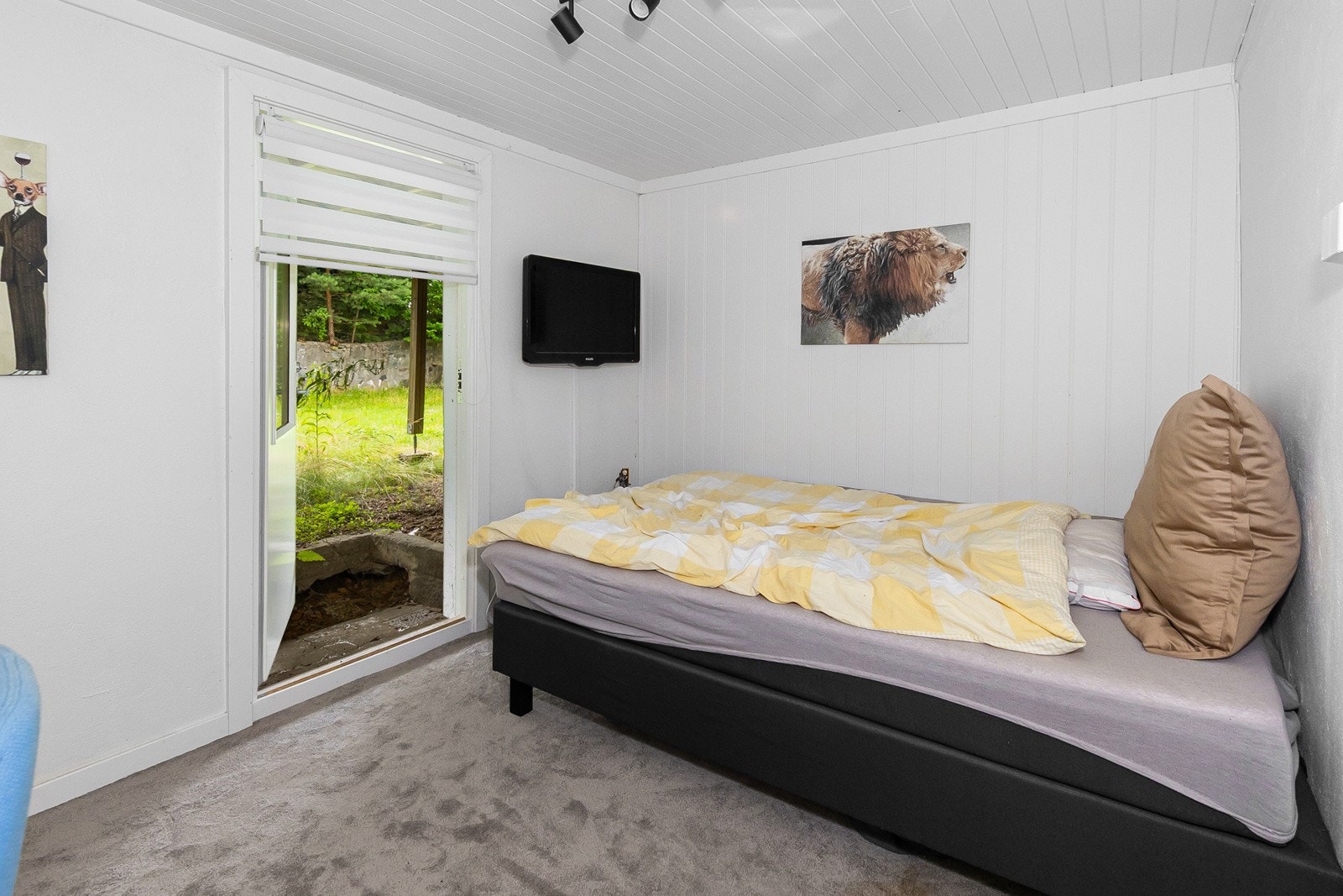 Soverom nr 5 i underetasjen med direkte utgang til hagen. (rommet er ikke bruksendret i Skien kommune). Galleribilde