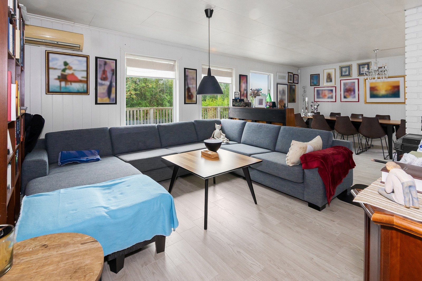 Det er montert varmepumpe i stue, samt vedovn for de kaldeste dagene. Galleribilde