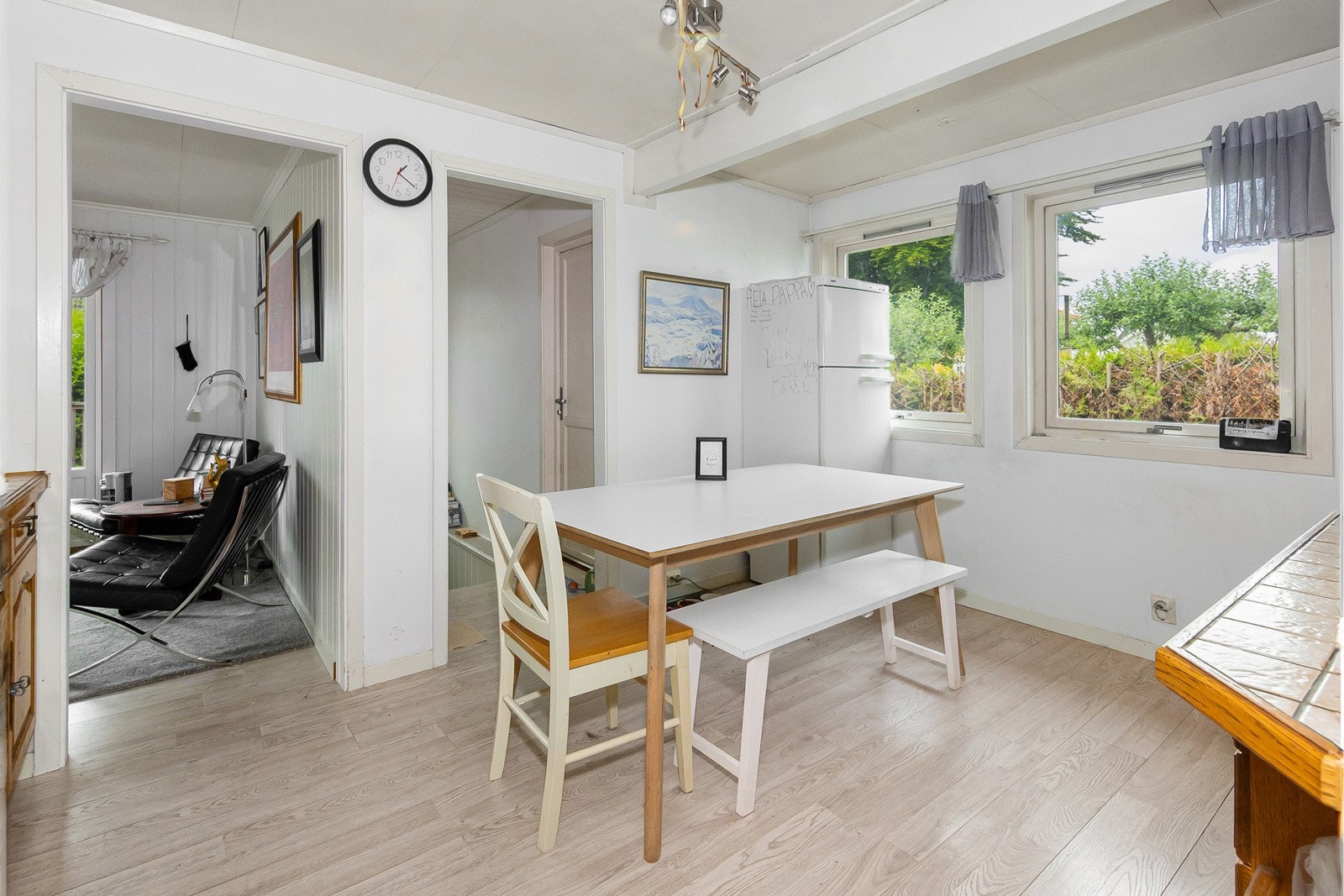 God plass til kjøkkenmøblement på kjøkken - lyst og fint fra gode vinduer. Dør rett frem til høyre i bildet er ned til kjeller etasjen. Dør til venstre går rett inn til stue med utgang til solrike terrasser. Galleribilde