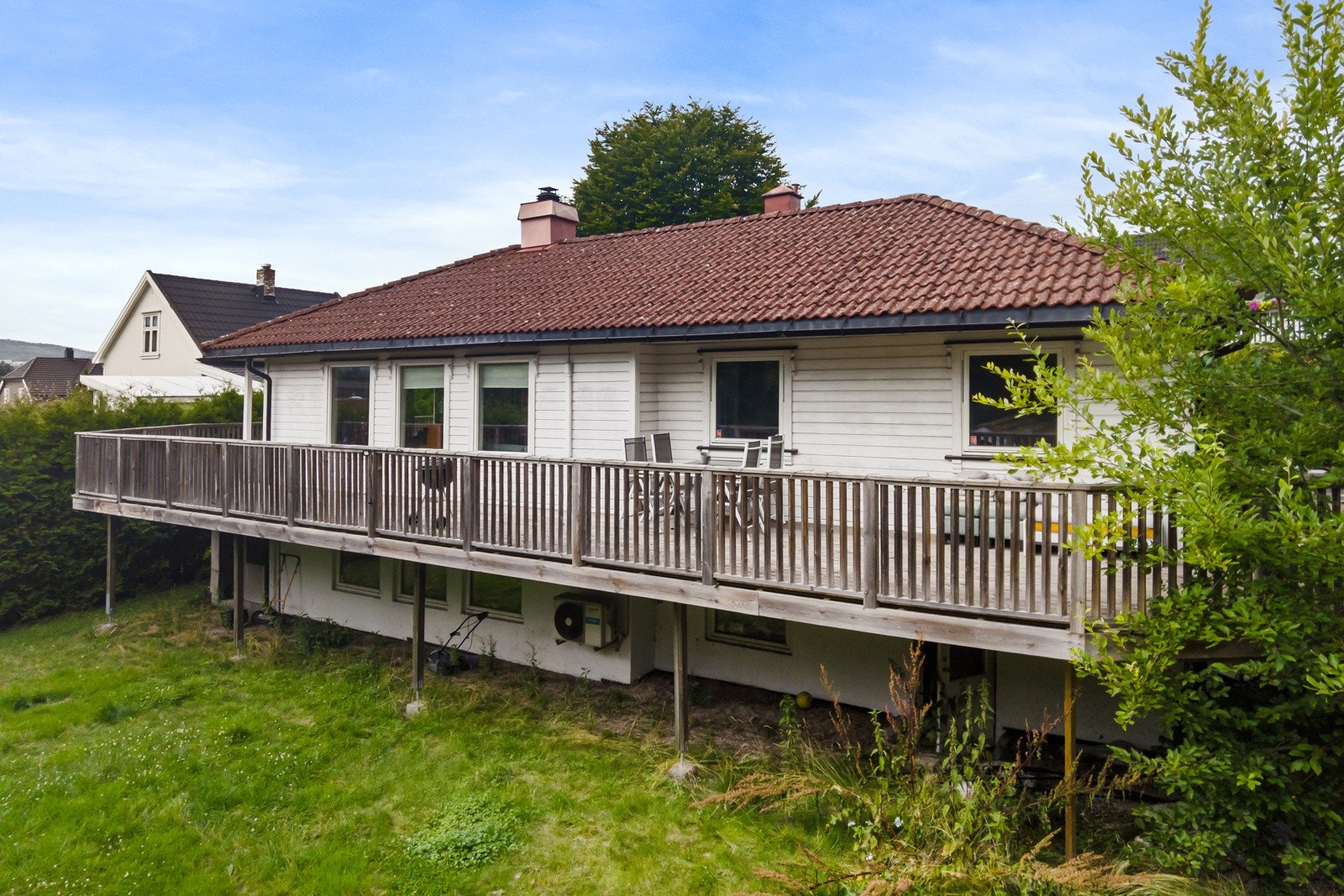 Terrasser og hageplass gir gode muligheter til hagemøblement, grill og leker i hagen. Galleribilde