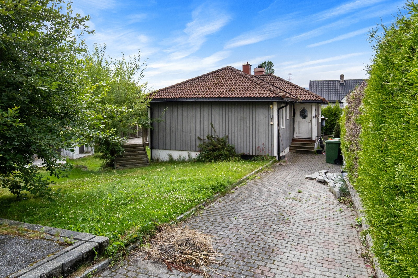 Pen belegningsstein - passasje mellom garasje, gårdsplass og inngangspartiet. Galleribilde