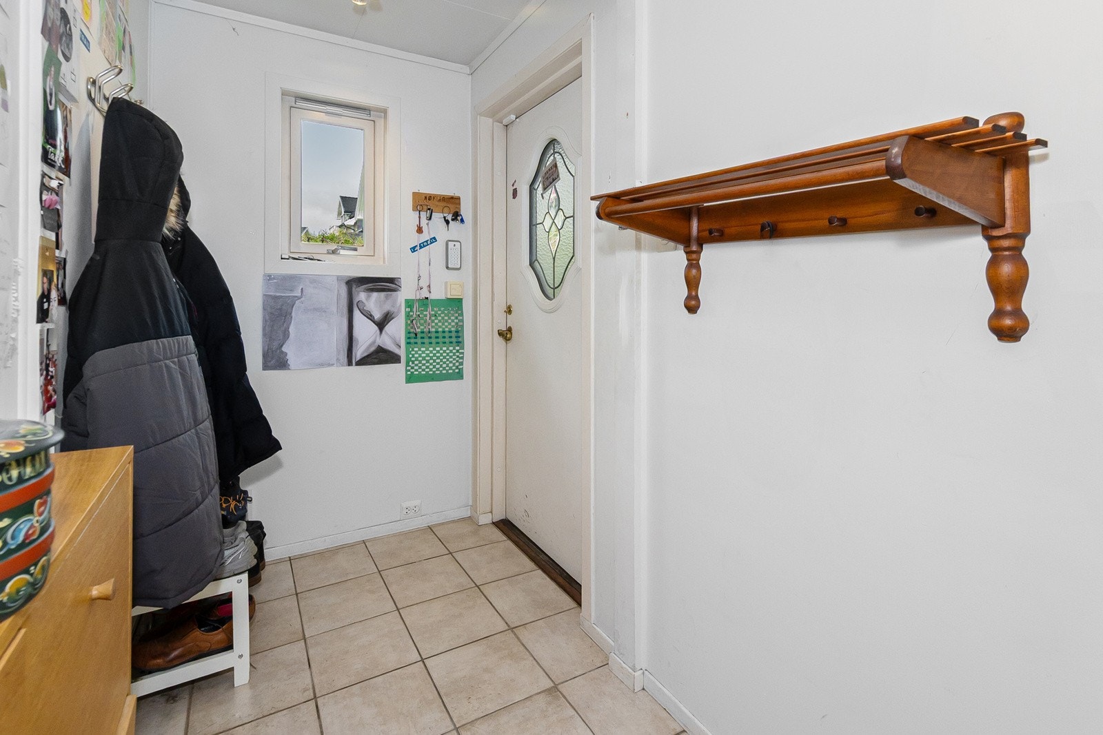 Velkommen inn! Gang av grei størrelse til sko og jakker. Galleribilde