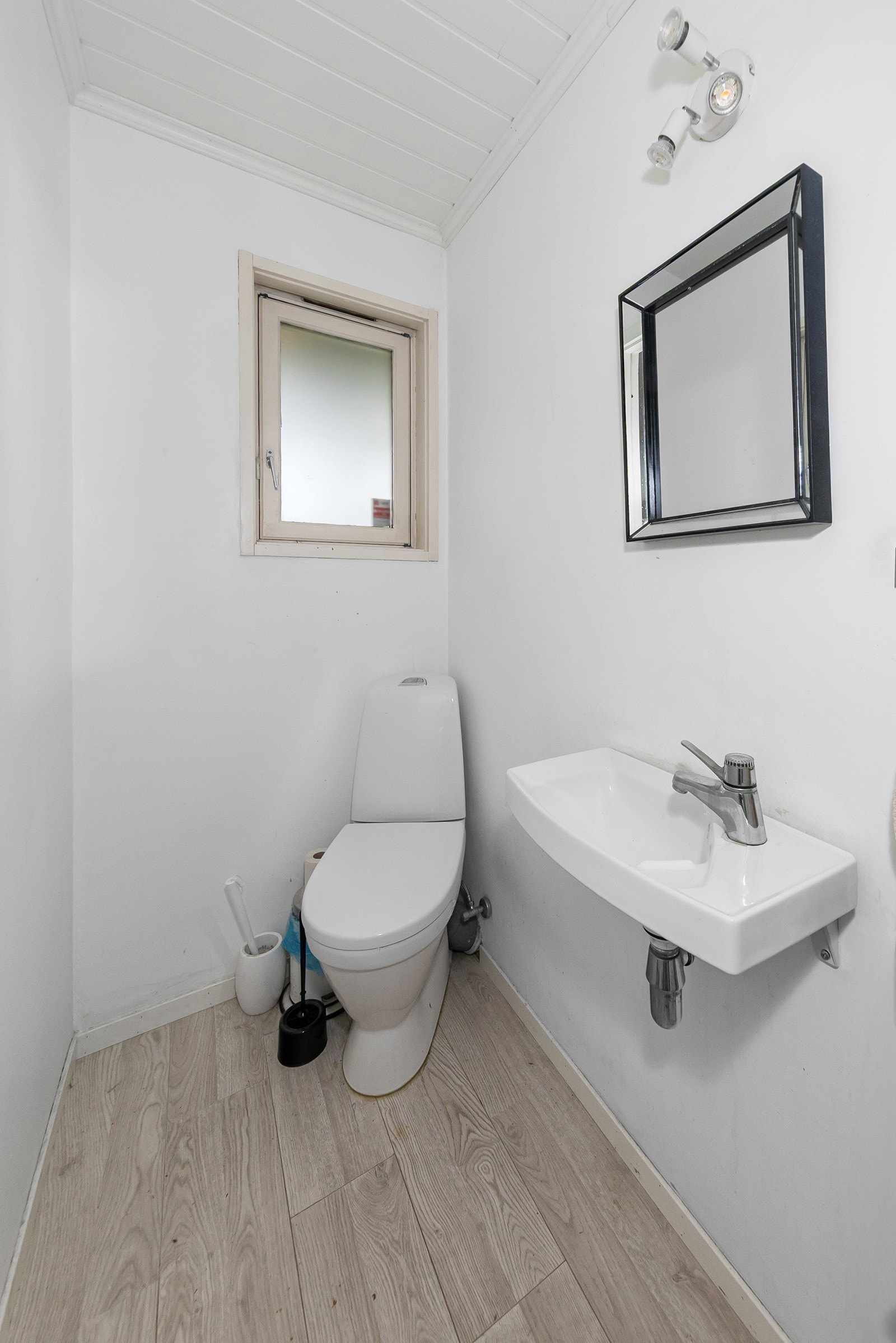 Separat toalettrom. Bad og toalettrom ligger vegg i vegg ved gangen og de tre soverommene i 1. etasje. Galleribilde