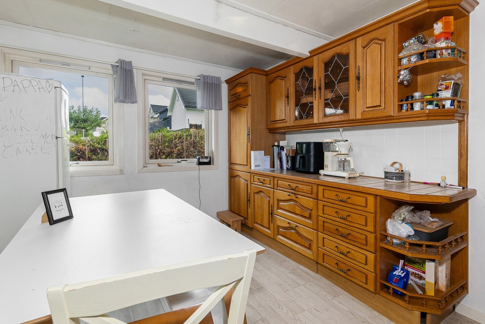 Heltre kjøkken med takhøye overskap. Galleribilde