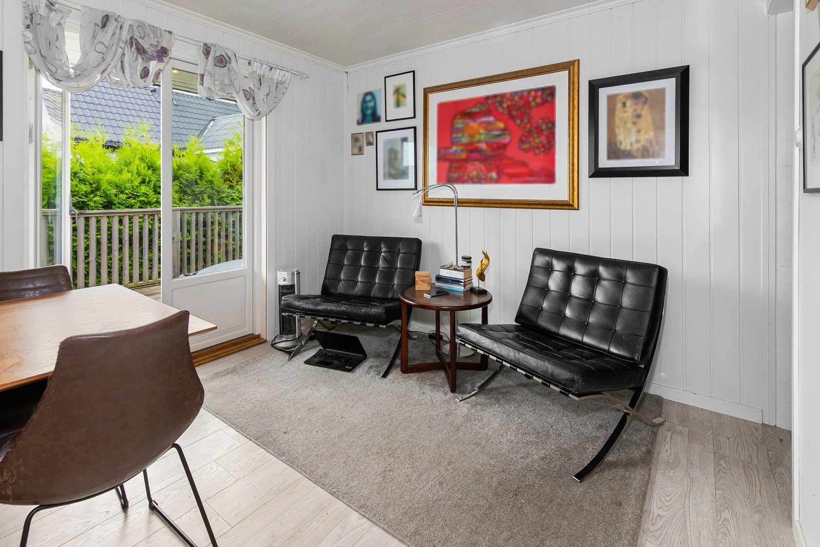 Gode møbleringsmuligheter i lys og åpen stue - spisestue løsning. Galleribilde