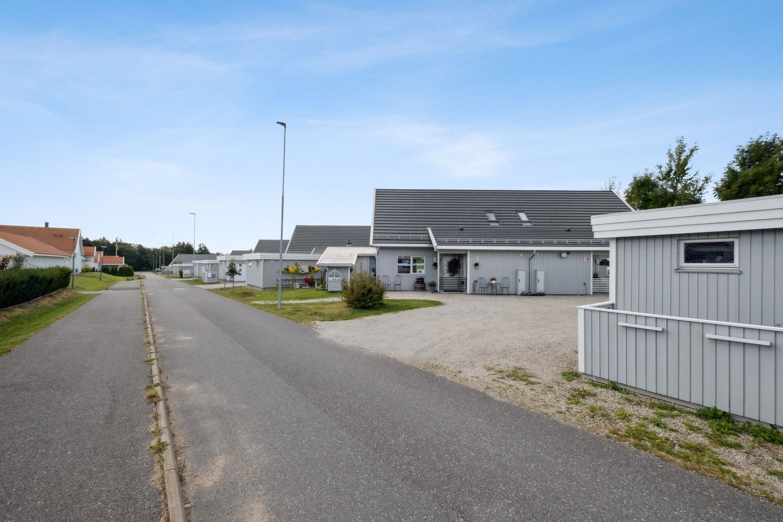 Innkjørsel til Saltnes Syd 3 og tilhørende dobbel garasje. Galleribilde