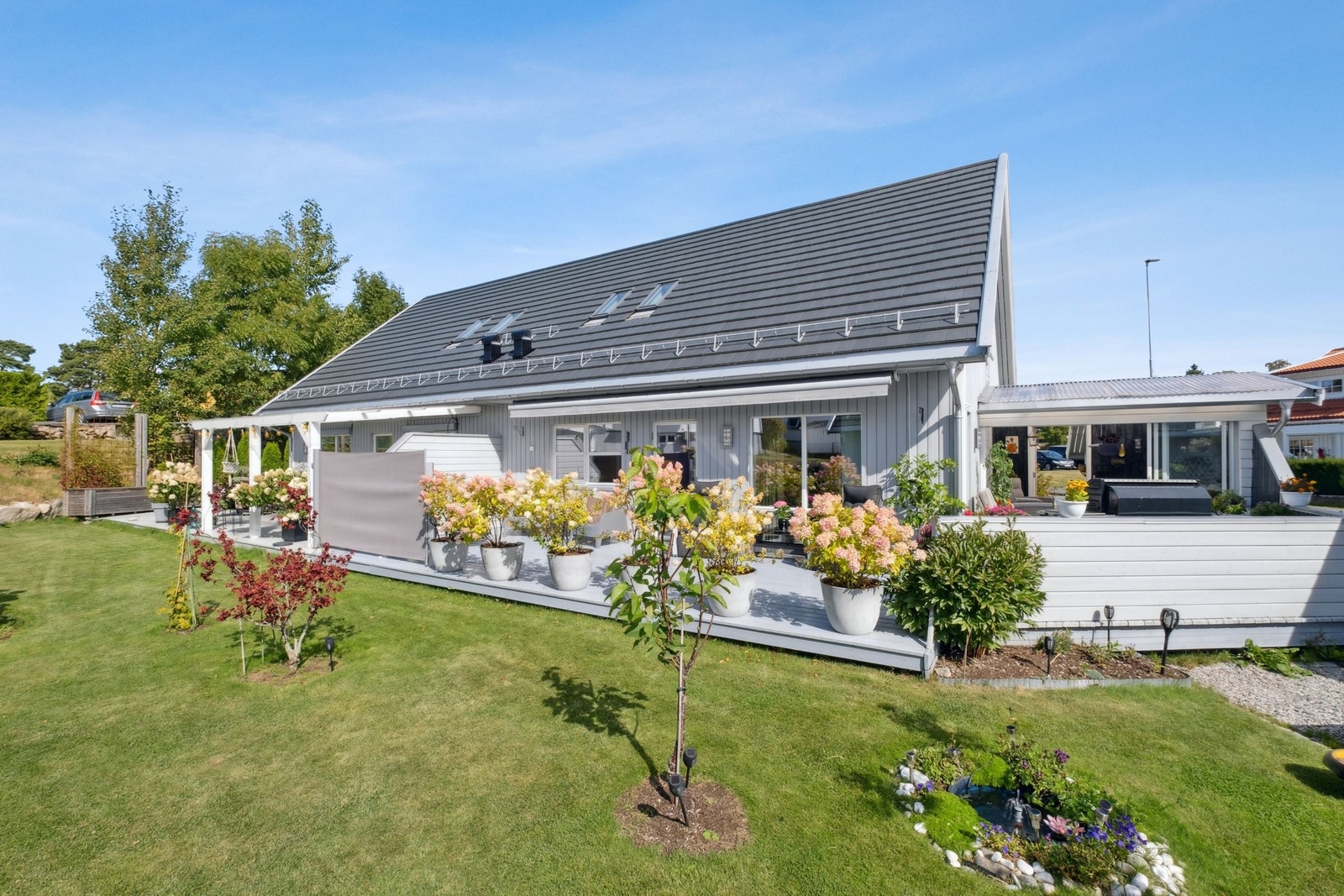 Bolig med uteareal, plen, terrasse og Utestue Galleribilde