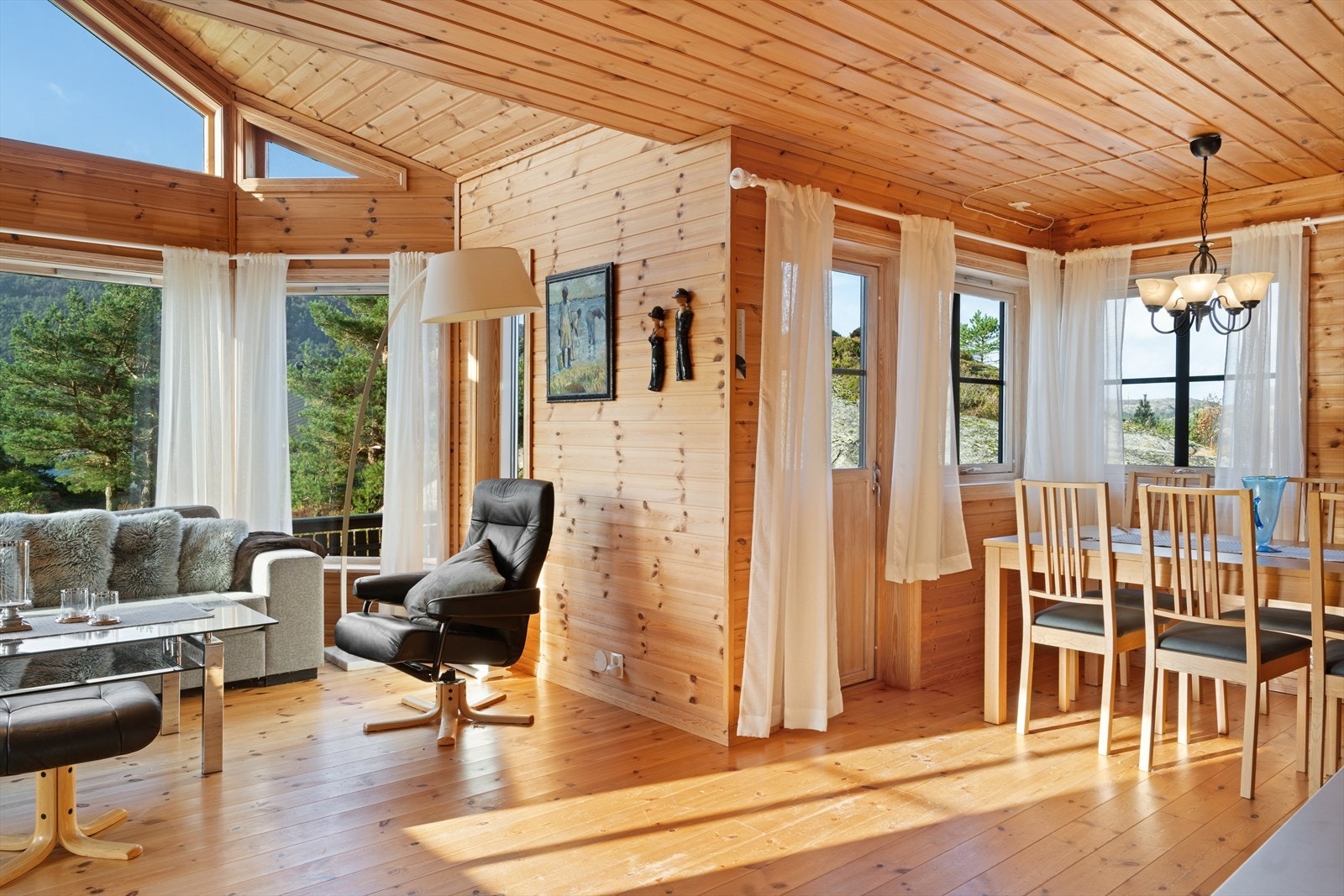 Her er det god plass til både en hyggelig sofakrok foran peisen og en stor spiseplass hvor man kan nyte måltider og gode samtaler i rolige omgivelser. Galleribilde