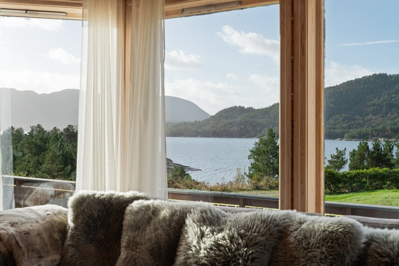 Herfra kan du nyte både utsikten og roen - et perfekt samlingspunkt for hyggelige stunder året rundt. Galleribilde