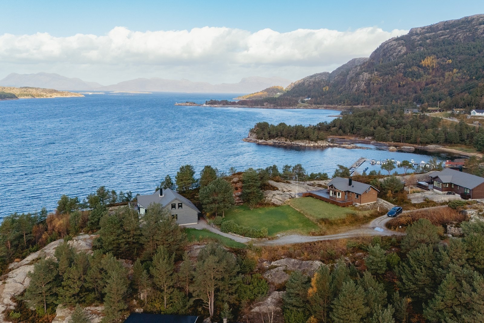 Her får du en sjelden kombinasjon av sjø, fjell og skog - alt rett utenfor døren. Galleribilde