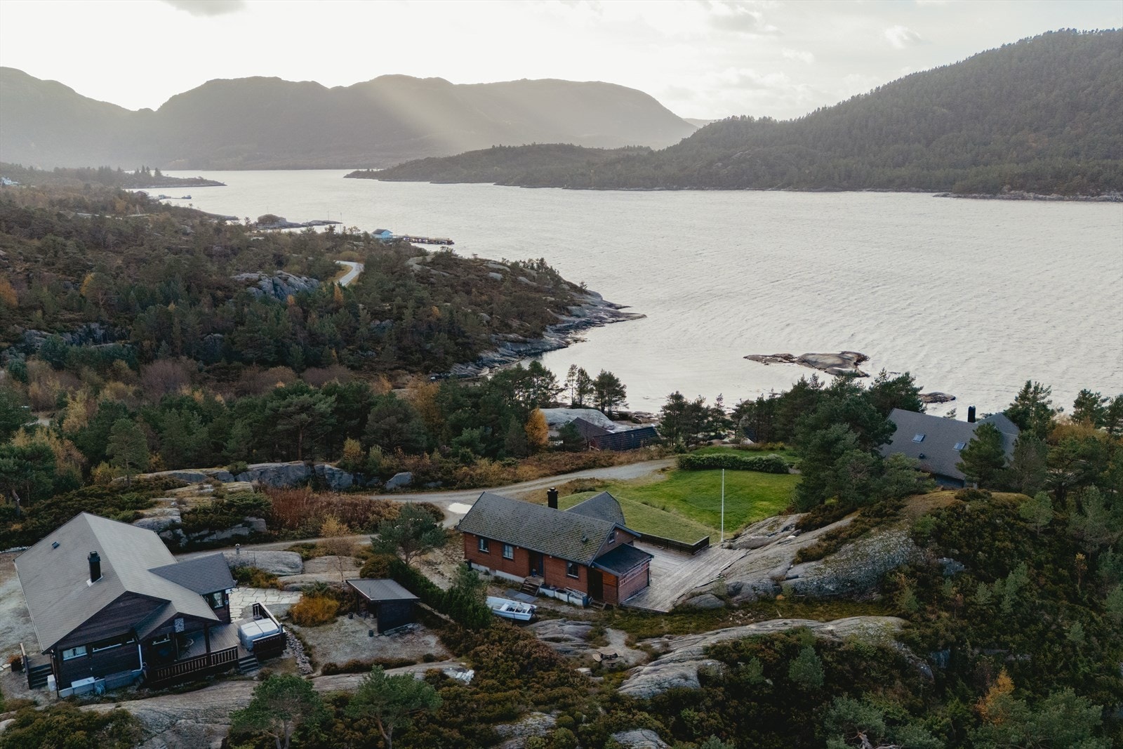Fra hytta er det kort avstand til butikk og ferge. Galleribilde