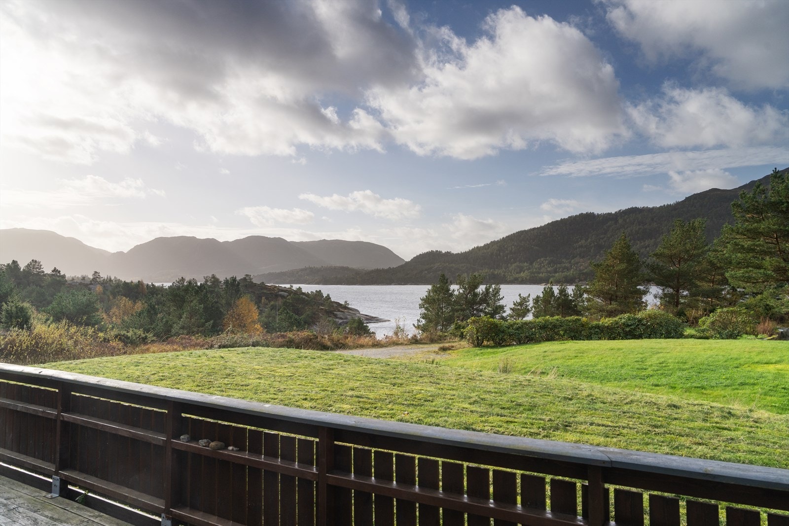 Fra terrassen har du en fantastisk panoramautsikt over naturen og sjøen - et sted der du virkelig kan senke skuldrene og finne hvilepulsen. Galleribilde