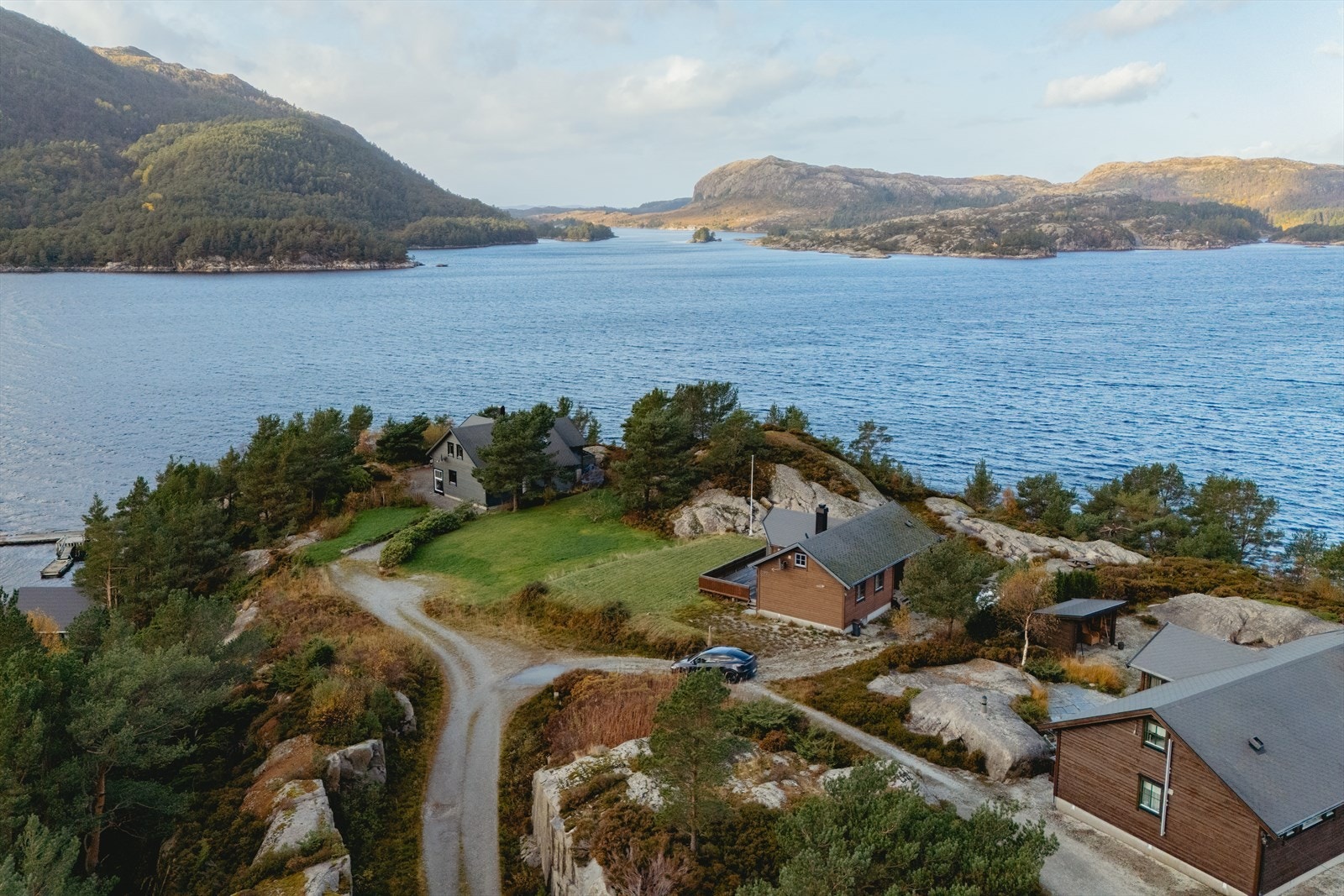 Her kan du starte dagen med en rolig båttur, fiske i solnedgangen eller bare nyte den maritime stemningen omgitt av vakker natur. Galleribilde