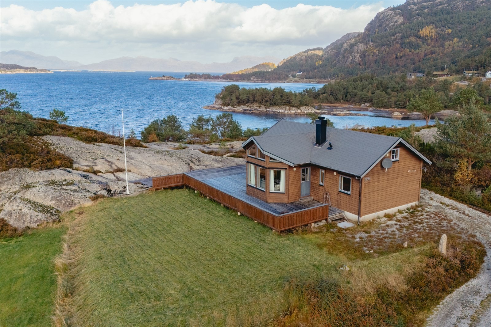 Drømmeutsikt fra eiendommen! Hytta ligger vakkert plassert med åpen utsikt mot sjøen og øylandskapet - en perfekt ramme for avslappende dager ved kysten. Galleribilde