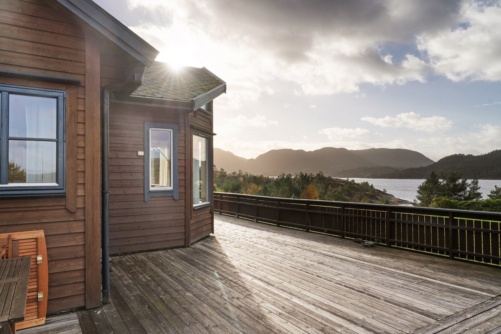 Stor og solrik terrasse med nydelig utsikt over fjorden og fjellene i horisonten. Perfekt for late sommerdager, grilling med familie og venner, eller rolige kvelder i solnedgangen. Galleribilde