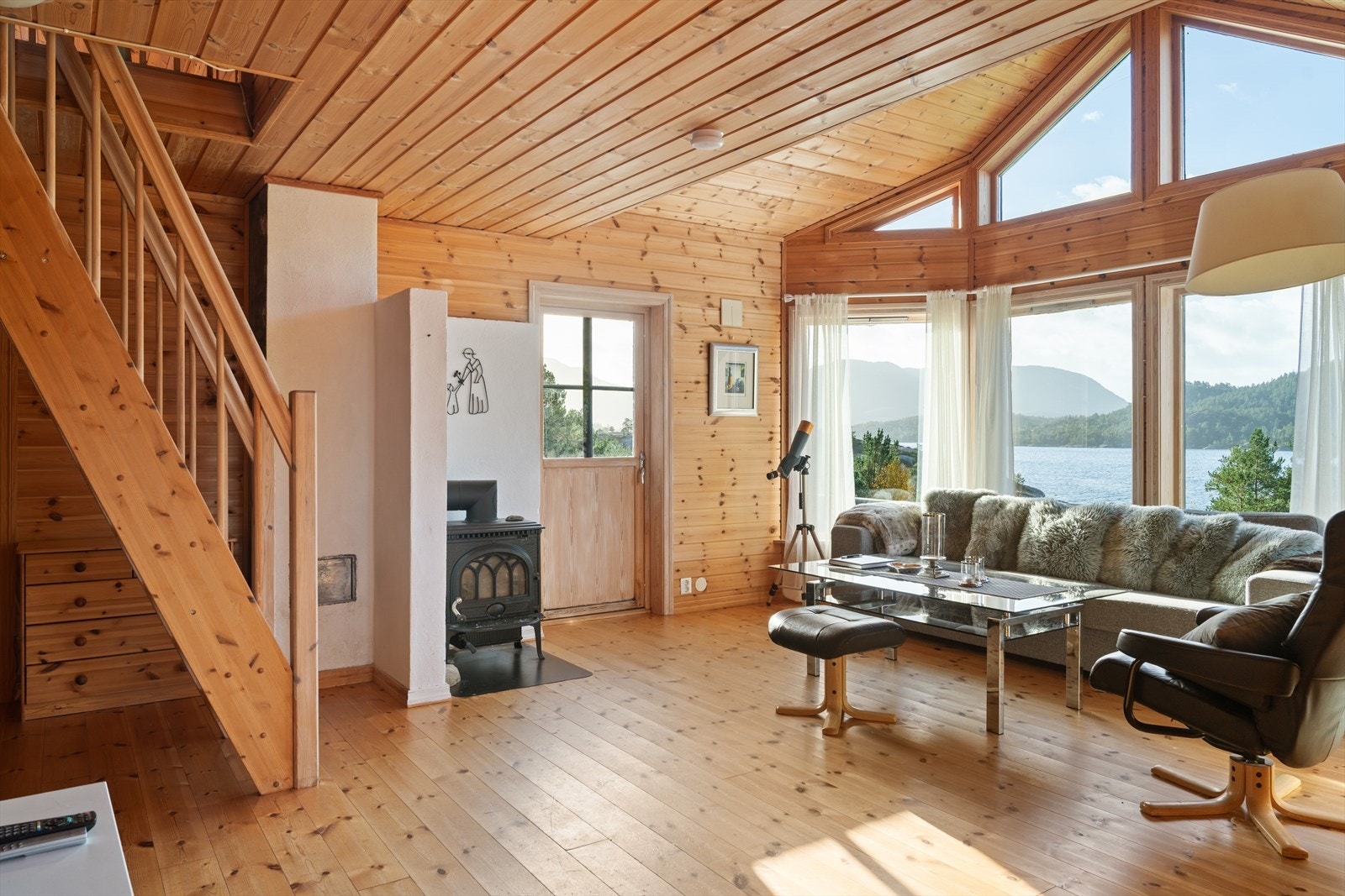 Her er det god plass til både en hyggelig sofakrok foran peisen og en stor spiseplass hvor man kan nyte måltider og gode samtaler i rolige omgivelser. Galleribilde