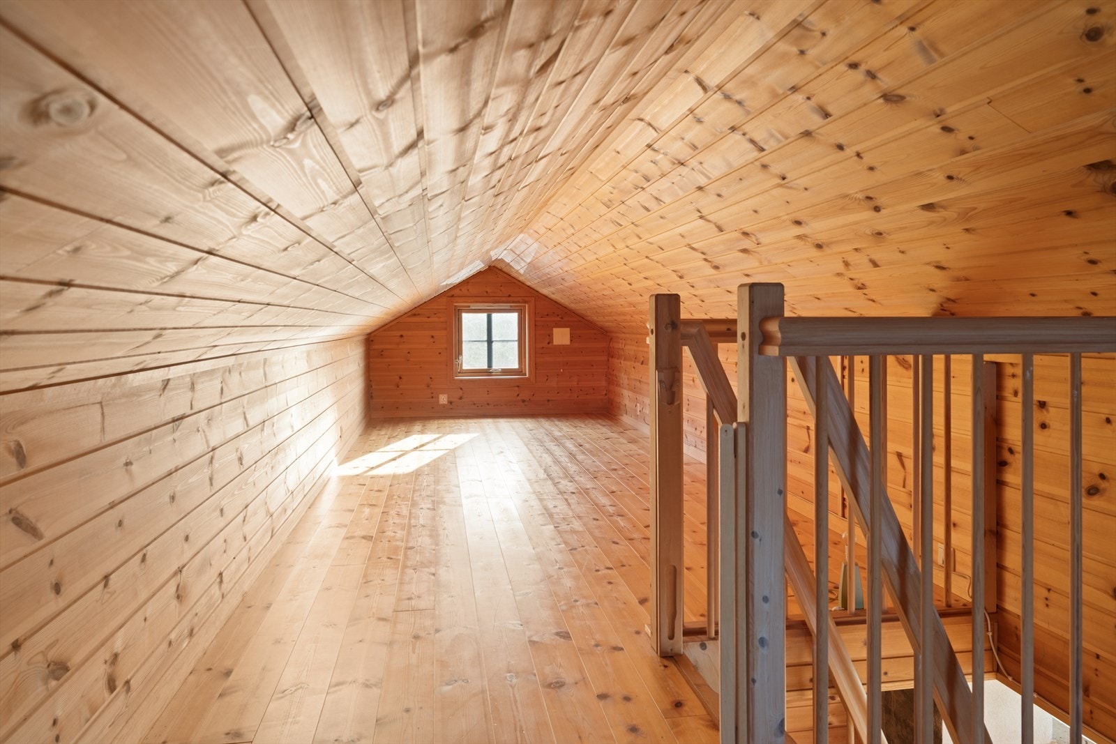 Hemsen har et gulvareal på hele 28 m² og byr på en smart og effektiv løsning med god plass til oppbevaring - perfekt for å holde det ryddig og organisert også på hytteturer. Fra stuen er det enkel adkomst til hemsen. Galleribilde