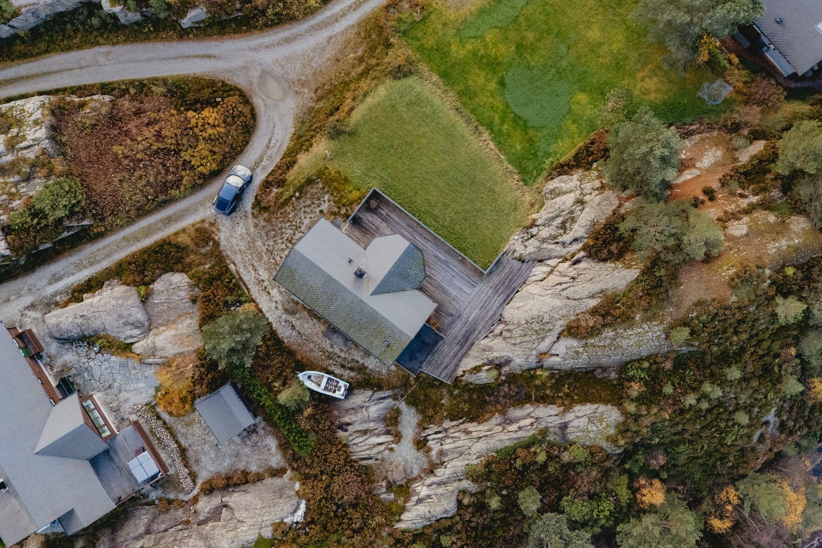 Flott oversikt over eiendommen som ligger fritt og usjenert til med stor terrasse og romslig tomt. Her får du både god plass og nydelige omgivelser - et perfekt sted å trekke seg tilbake fra hverdagen. Galleribilde