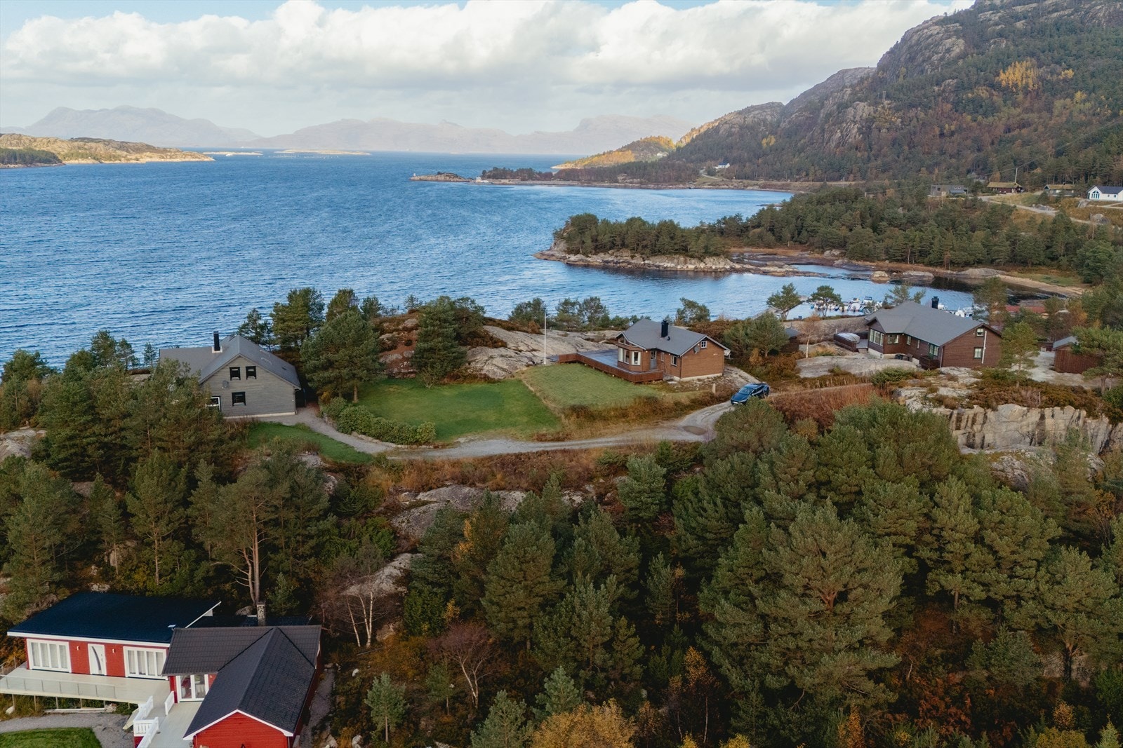 Med beliggenhet i et etablert og rolig hytteområde får du både fellesskap og privatliv. Galleribilde