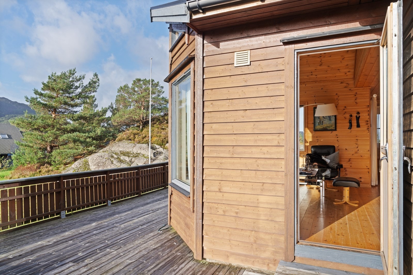 Direkte adkomst fra stue/kjøkken til den romslige terrassen gjør det enkelt å flytte måltider og hyggestunder ut i frisk luft. Her får du følelsen av å være tett på naturen - året rundt. Galleribilde