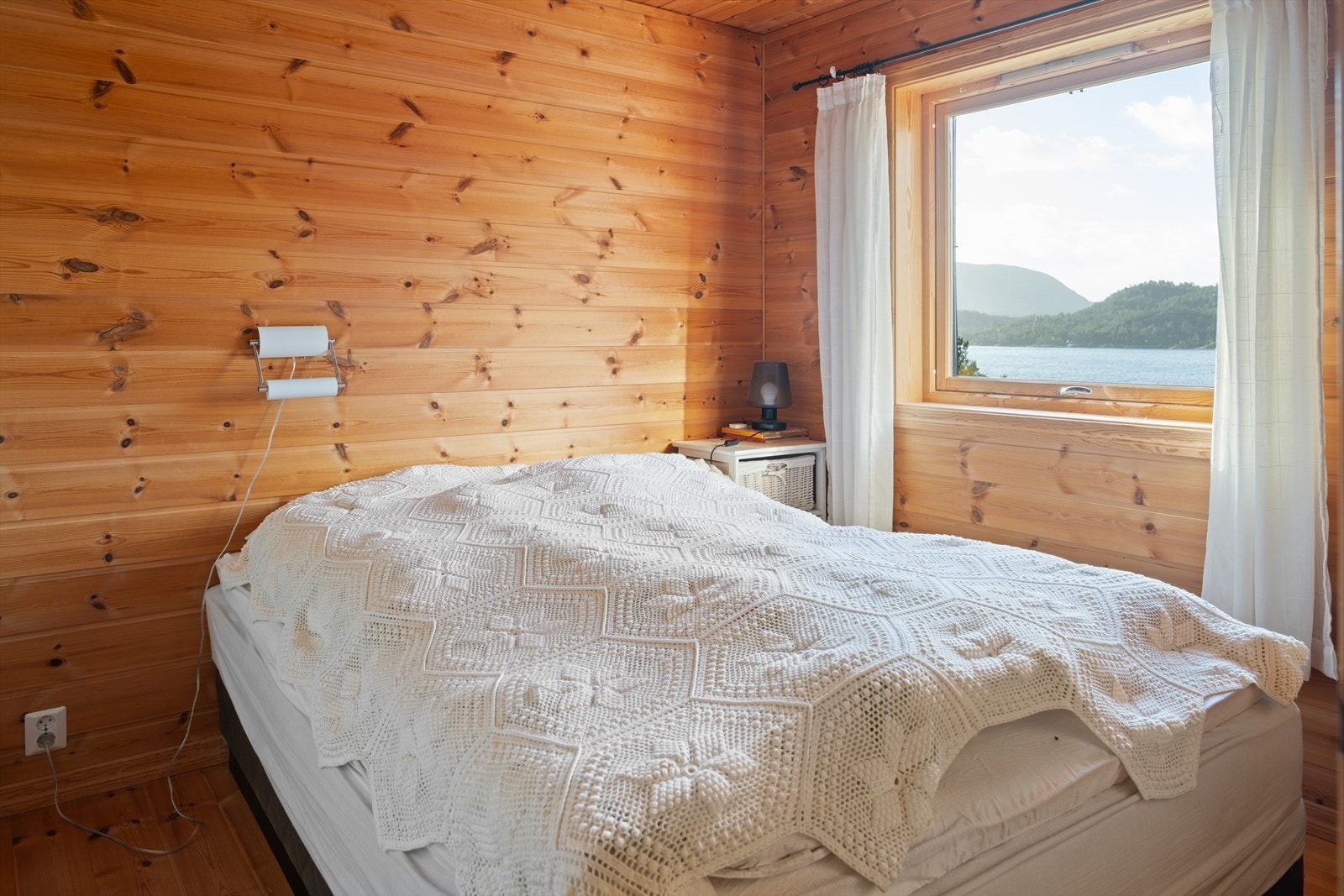 Soverommene har plass til dobbeltseng og praktiske oppbevaringsløsninger, og vinduene slipper inn rikelig med dagslys som gir en myk og behagelig stemning. Galleribilde