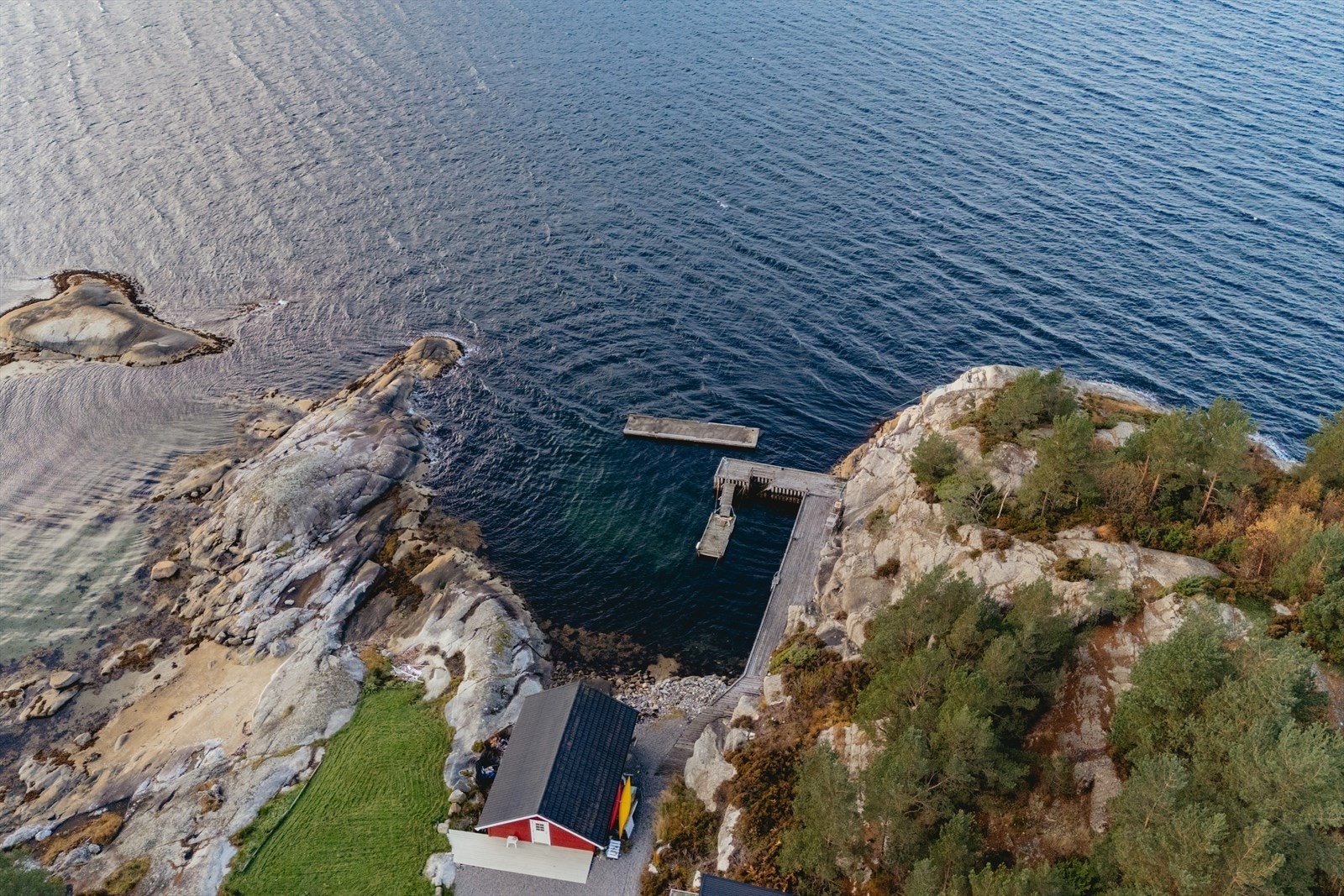 Kort vei fra hytta til sjøen! Her kan du kose deg med et morgenbad! Galleribilde