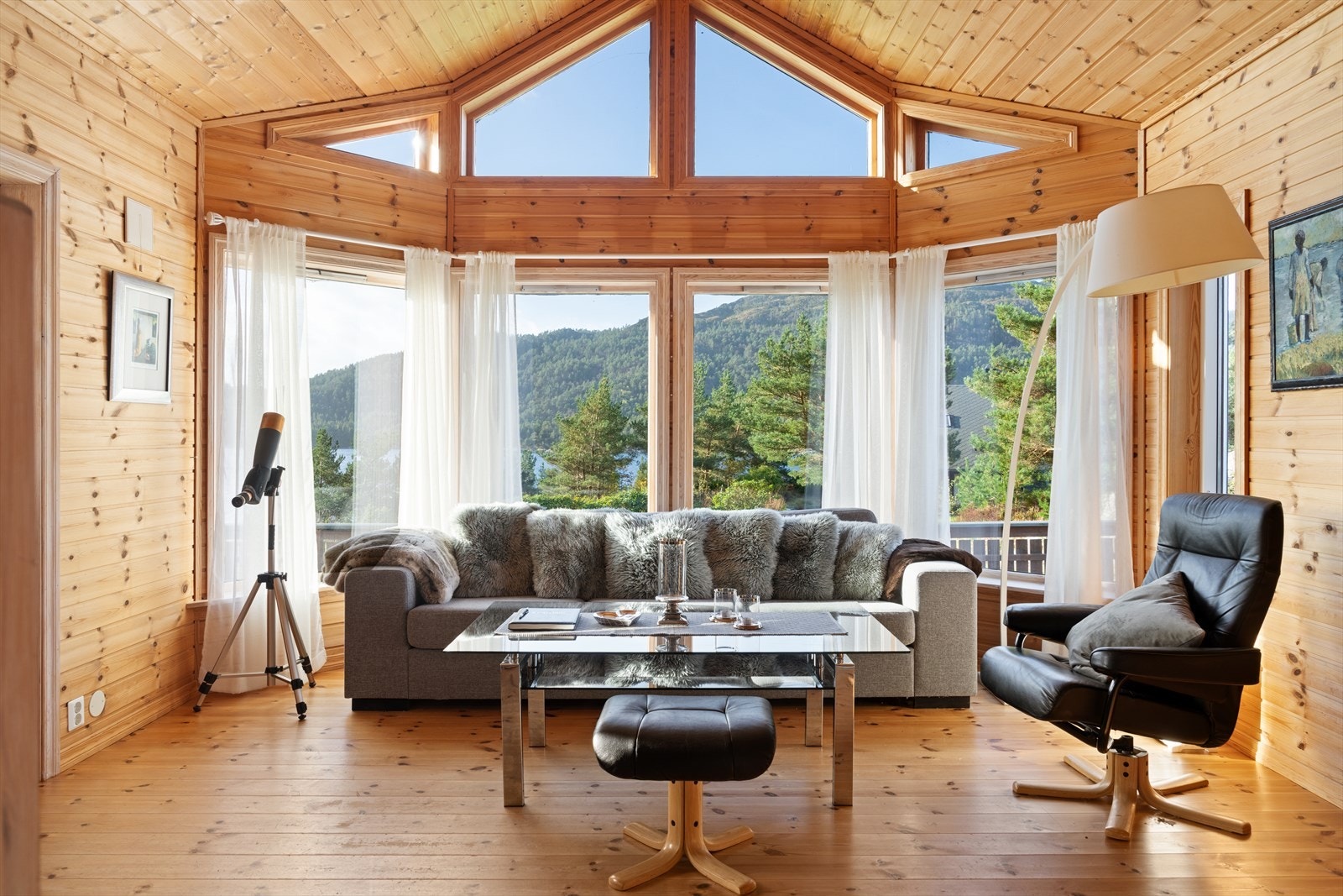 Hyttedrømmen i Dingevegen kombinerer moderne komfort med tradisjonell sjarm - her kan man nyte utsikten mot fjell og fjord i fredelige omgivelser. Galleribilde