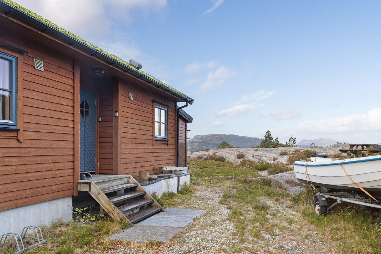 Hytta har enkel adkomst fra parkeringsplass og naturtomt, og ligger fredelig til med kort vei ned til sjø og båtplass. Her starter hyttedrømmen! Galleribilde