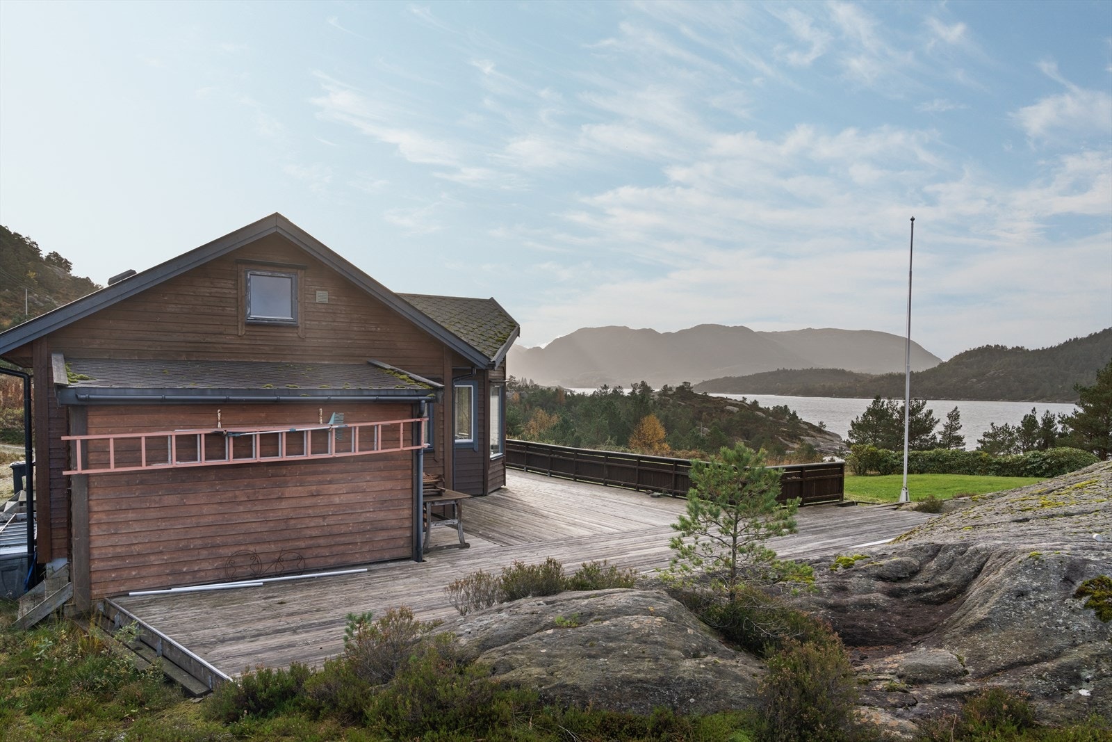 Hytta ligger usjenert til med store uteområder og flotte solforhold. Her kan du nyte morgenkaffen i stillhet eller samles til sosiale stunder med flott utsikt. Galleribilde