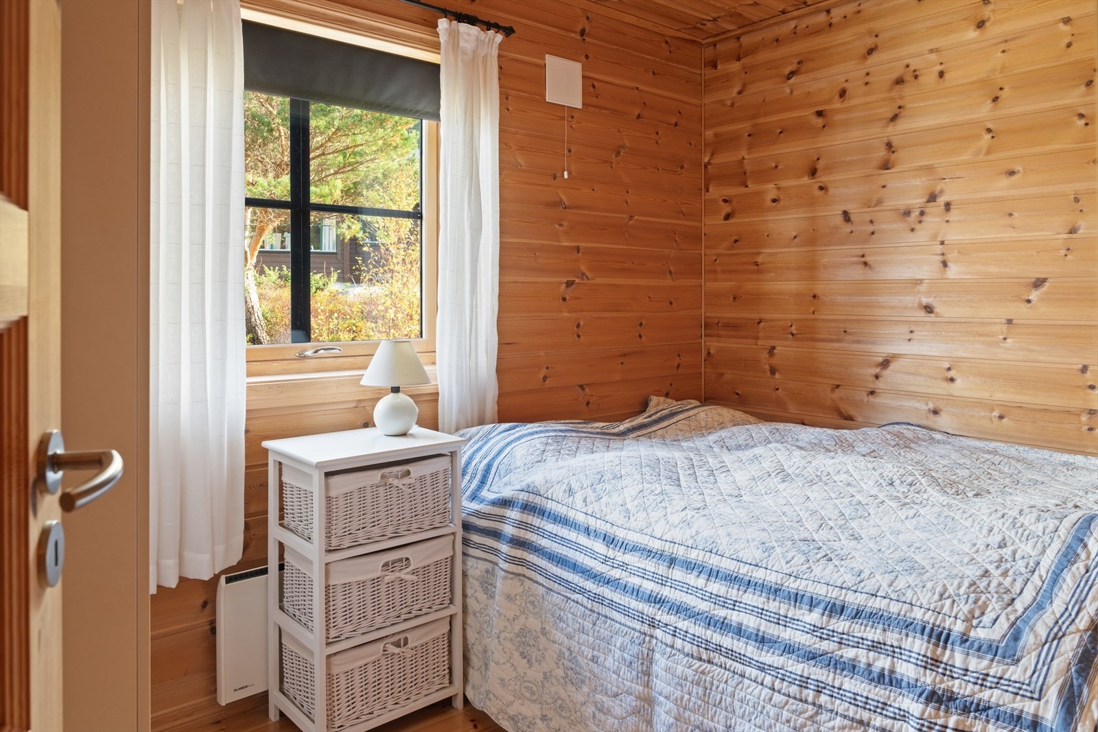 Her våkner du til utsikten av naturen rett utenfor vinduet - perfekt for avslapping og ekte hyttekos. Galleribilde