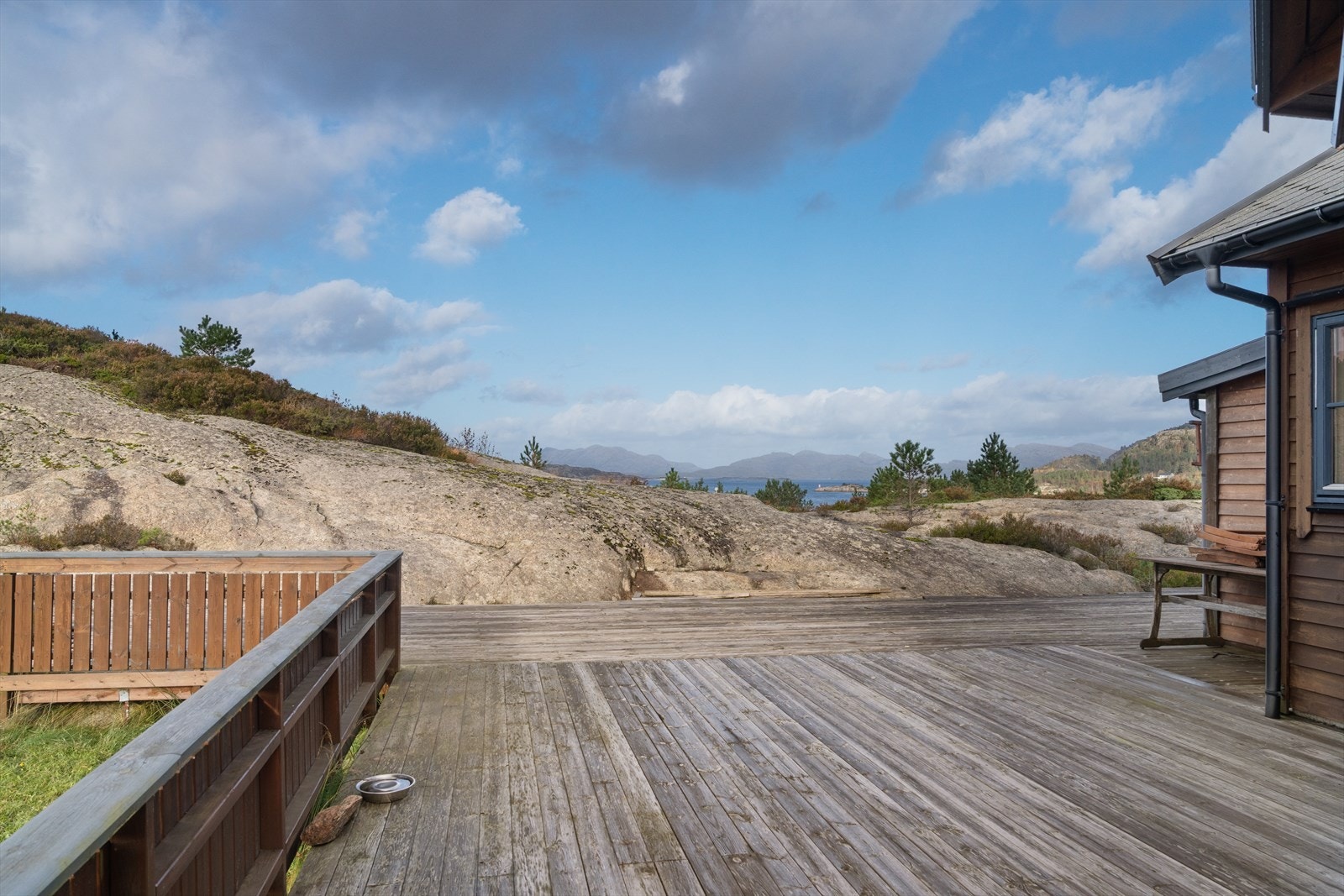 Den store terrassen og naturtomten har rikelig med plass til både avslapning og aktivitet. Galleribilde