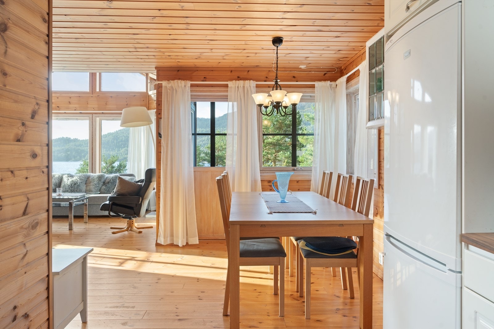 Spiseplassen ligger perfekt plassert ved vinduet og har direkte utgang til den solrike terrassen - ideell for lange måltider og hyggelige stunder både inne og ute. Galleribilde