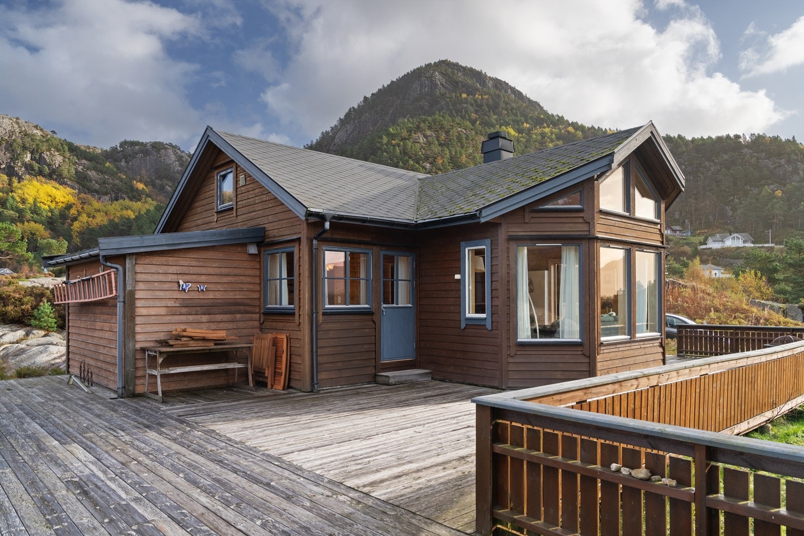 Hytta har en sjarmerende og klassisk fasade som glir harmonisk inn i det vakre naturlandskapet. Her kan du nyte roen og stillheten omgitt av fjell, skog og sjø - en ekte hytteidyll. Galleribilde