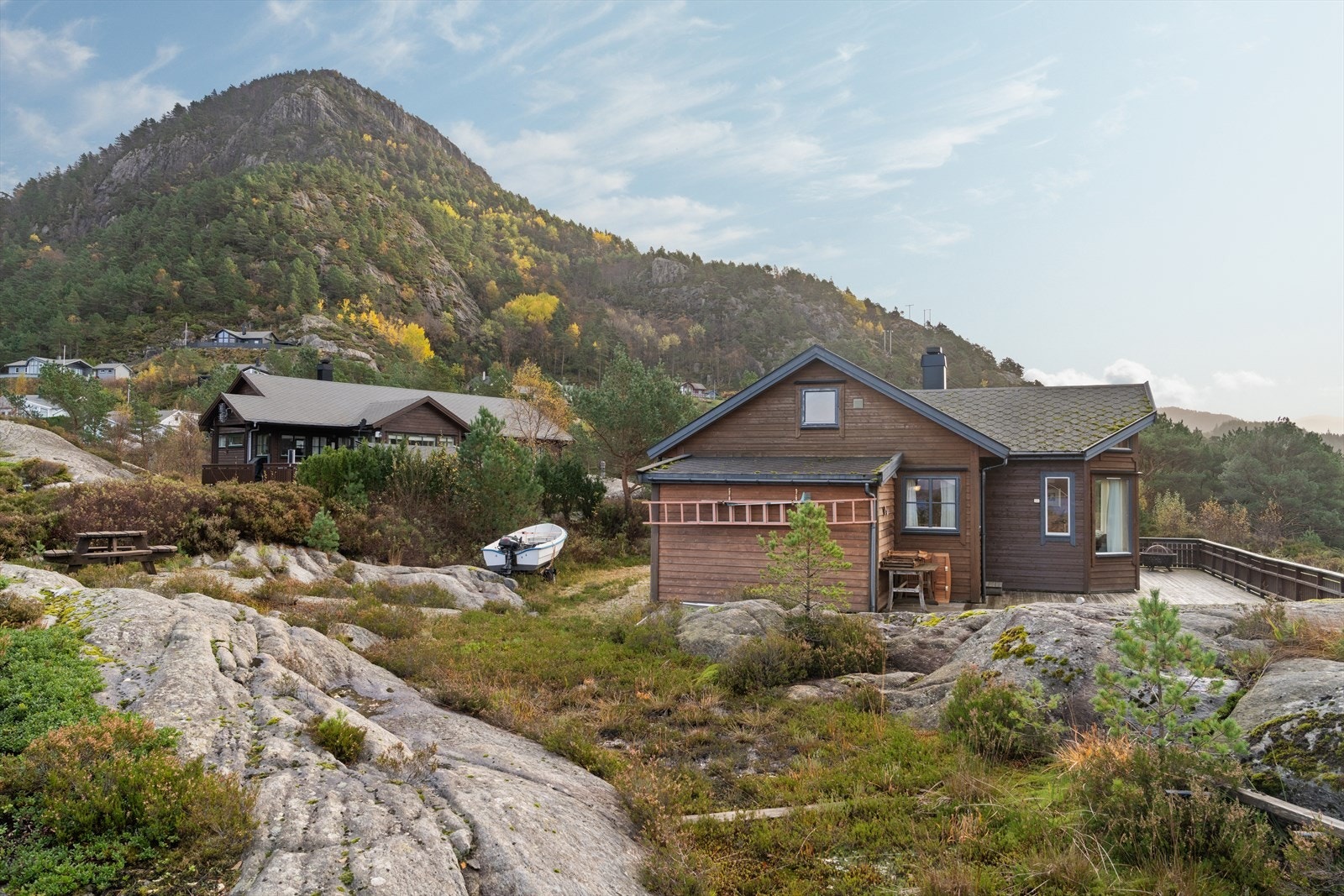 Omkranset av nydelig natur og svaberg byr eiendommen på et perfekt utgangspunkt for rekreasjon, friluftsliv og ekte hyttekos - kun et steinkast fra sjøen. Galleribilde