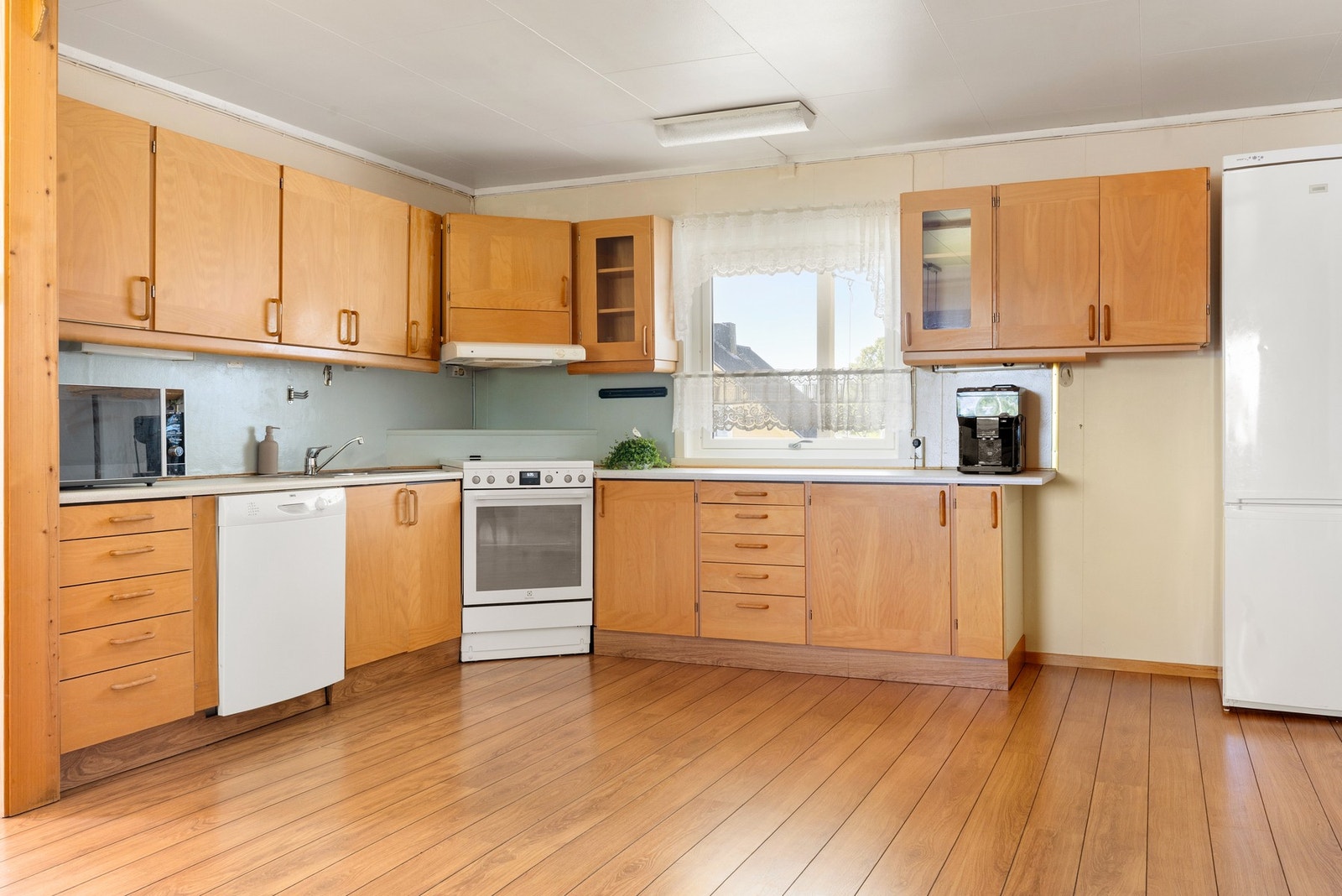 Kjøkkenet har naturlig lys, god arbeidsflate og rikelig med skapplass Galleribilde