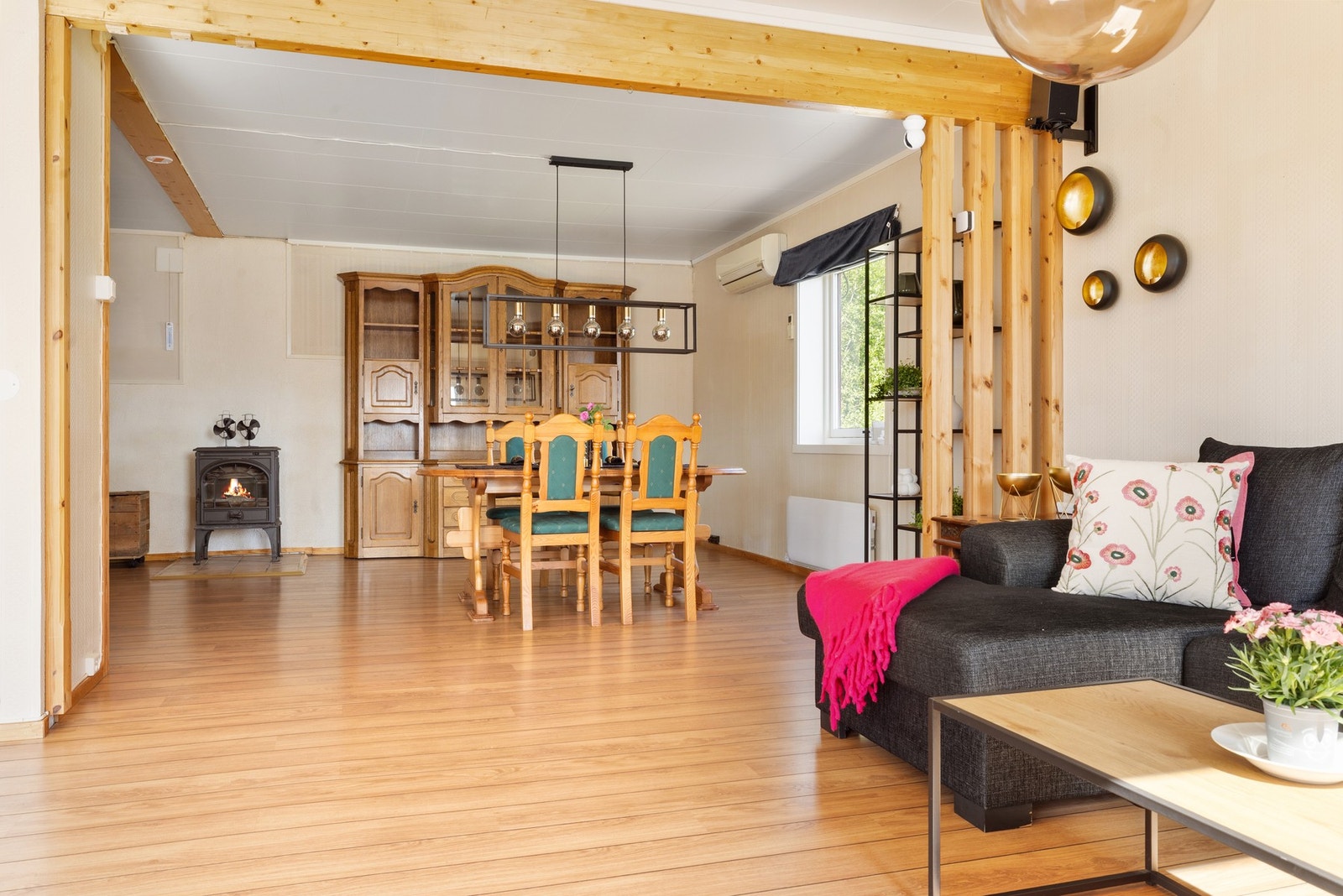 Stue og spisestue i åpen og sosial løsning Galleribilde