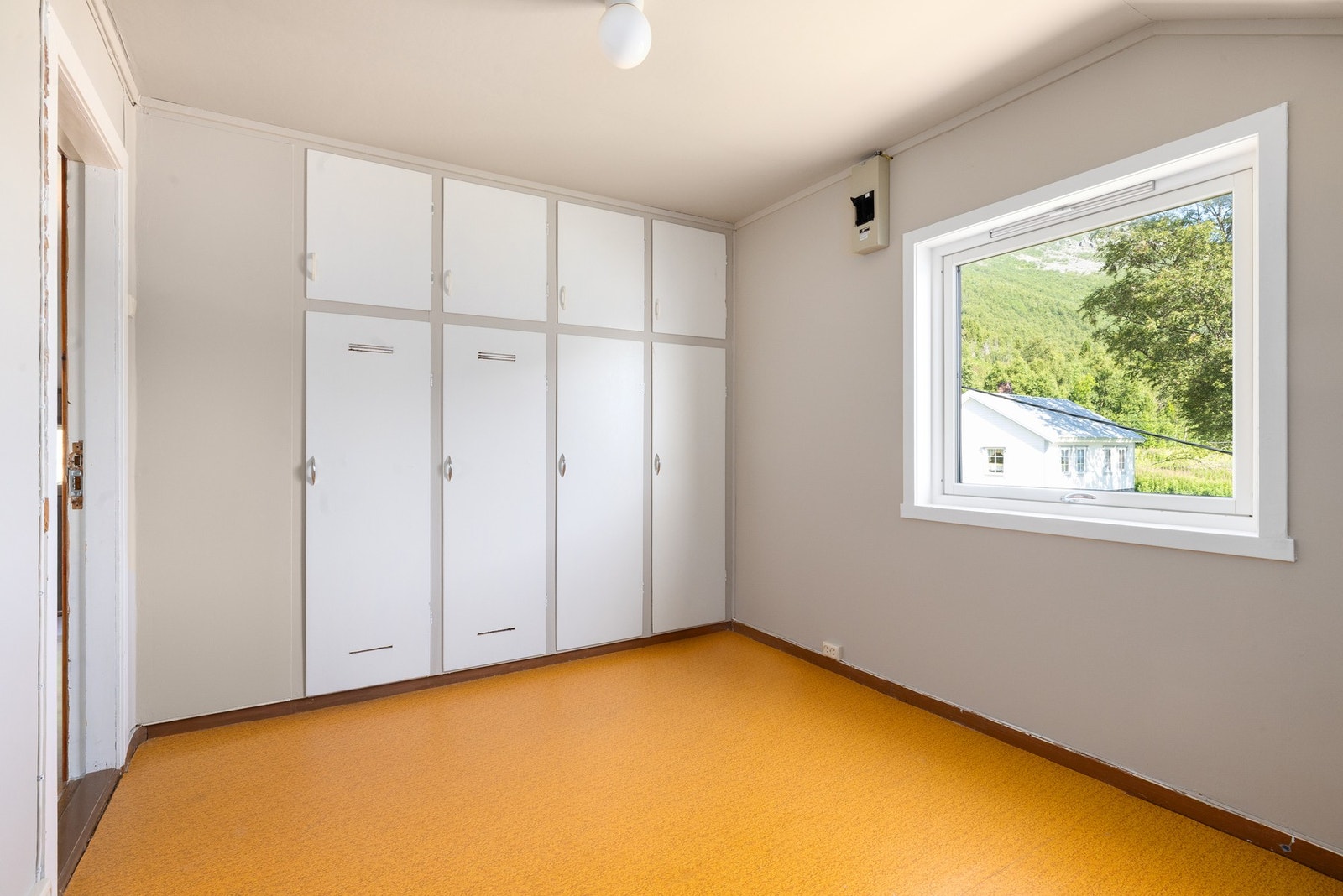 Soverommene har god plass og funksjonelle oppbevaringsmuligheter Galleribilde