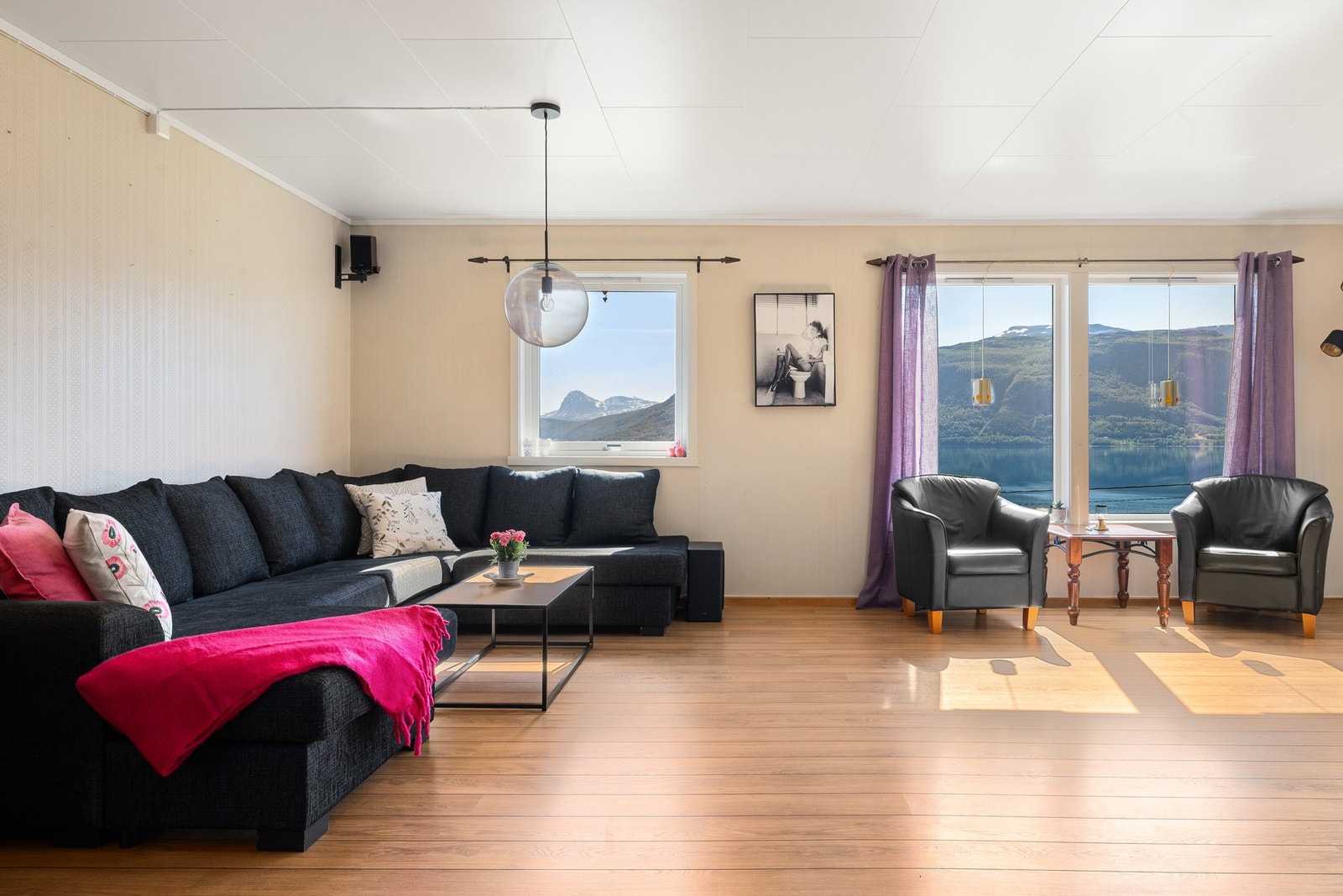 Lys og romslig stue med gode møbleringsmuligheter Galleribilde