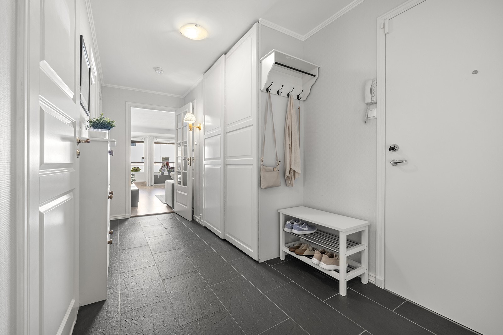 Flislagt gulv i romslig entre. Her er det meget god plass til skohyller, kommoder og annet oppheng. Varmekabler i gulv. Callinganlegg ved dør. Galleribilde