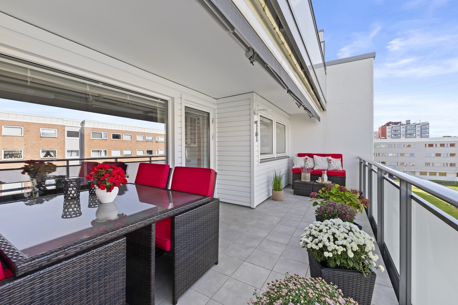 Dette er en andelsleilighet med 3 soverom beliggende i 1. etasje. Den bærer preg av forsiktig bruk og har et godt potensiale til å skape sitt eget hjem med enkle grep. Terrassen har blitt renovert i regi av borettslaget i nyere tid. Galleribilde