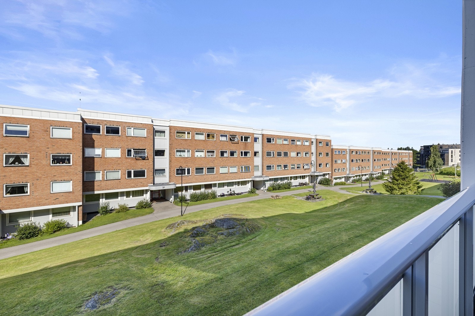 Utsikt fra balkong. Fra terrassen oppleves leiligheten som en 3. etasje. Det er leilighetsplan og garasjeplan under. Galleribilde