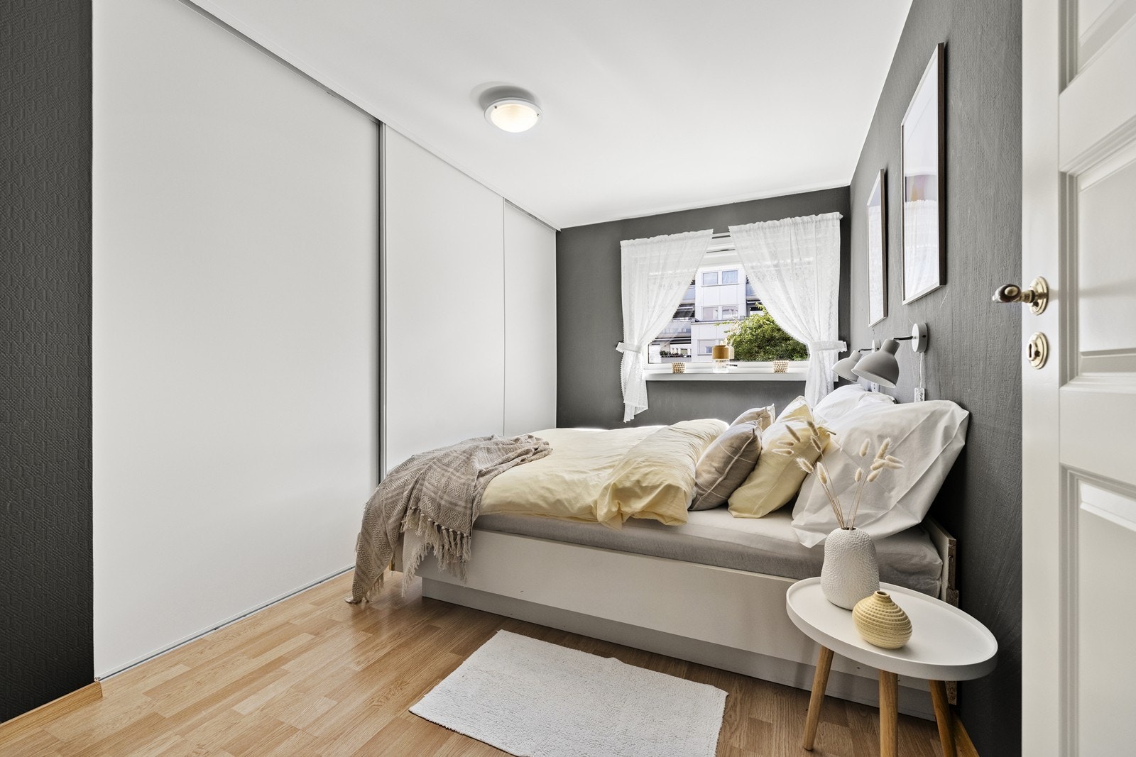 Det er i dag 3 soverom i leiligheten. Hovedsoverommet er innredet med stor garderobeskap med skyvedører. Det er for øvrig god plass til dobbeltseng og tilhørende kommoder. Galleribilde