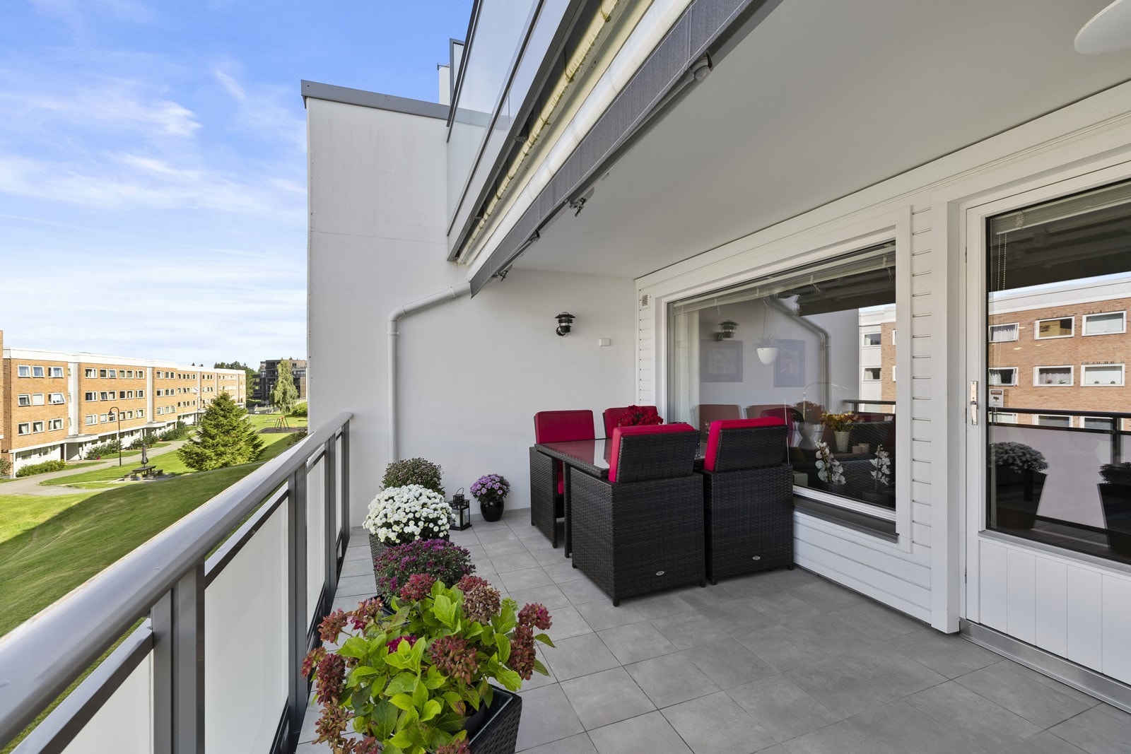 Terrassen ble renovert i regi av borettslaget i 2024 og har en svært god standard. Den er romslig med god plass til flere sittegrupper samt annet utemøblement og grill. Størrelsen er på ca 15 m². Galleribilde