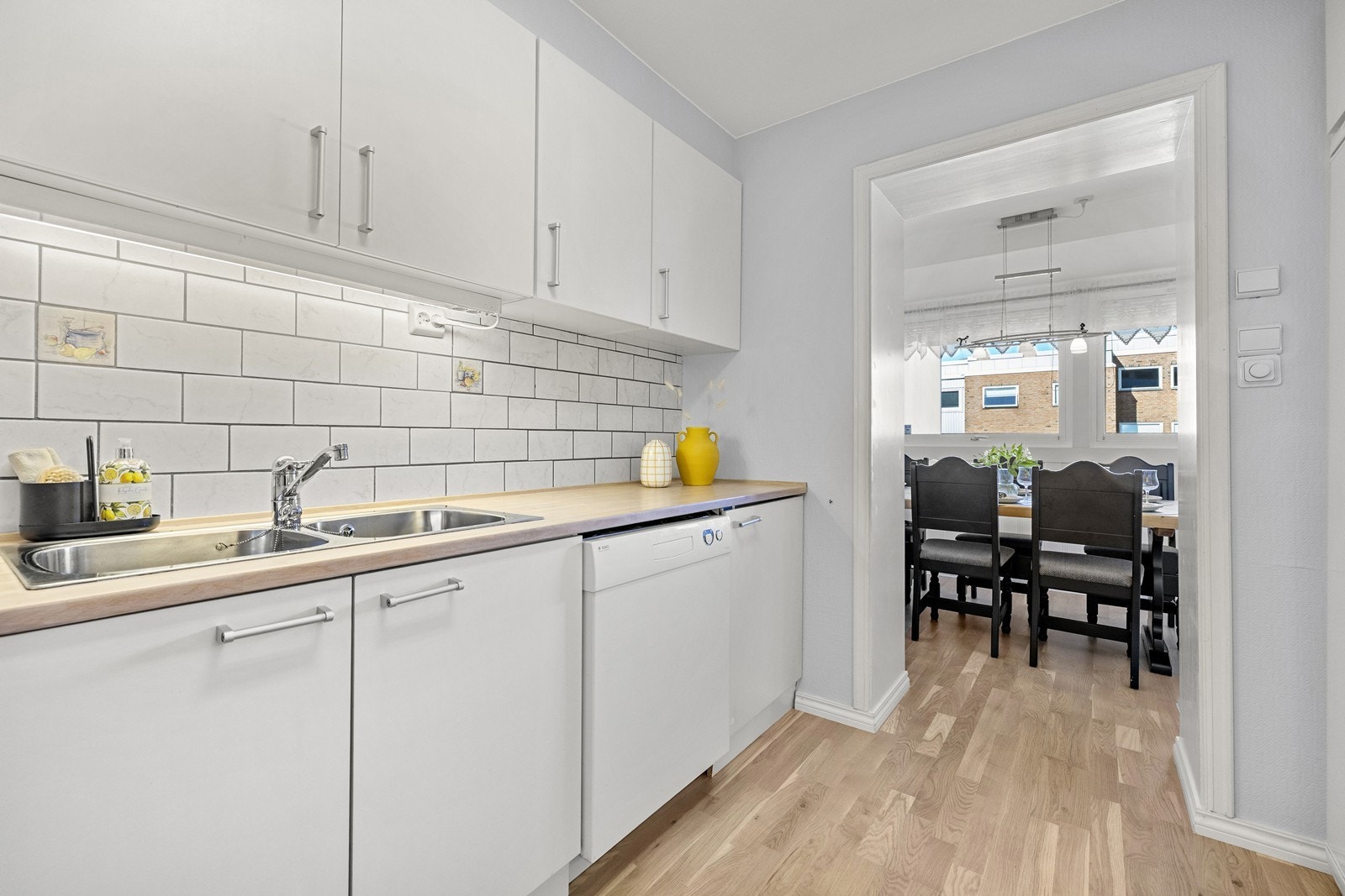 Vegger over benkeplate med flis. Kjøkken er i bra stand med normal bruksslitasje. Kjøleskap og fryseskap medfølger. Galleribilde