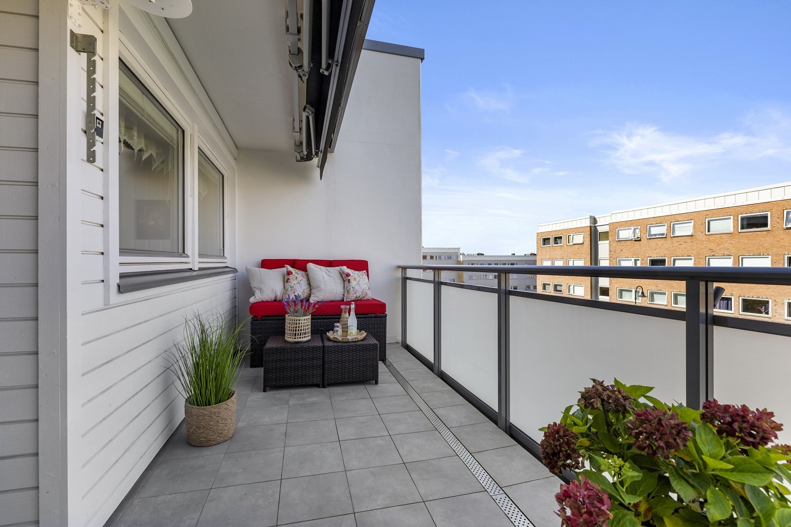 Det er montert markise for enkel solskjerming. Gulv er flislagt og har dreneringsskinne som sørger for å lede bort vann på regnværsdager. Det er mulig å kjøpe utemøblementet i tillegg. Galleribilde